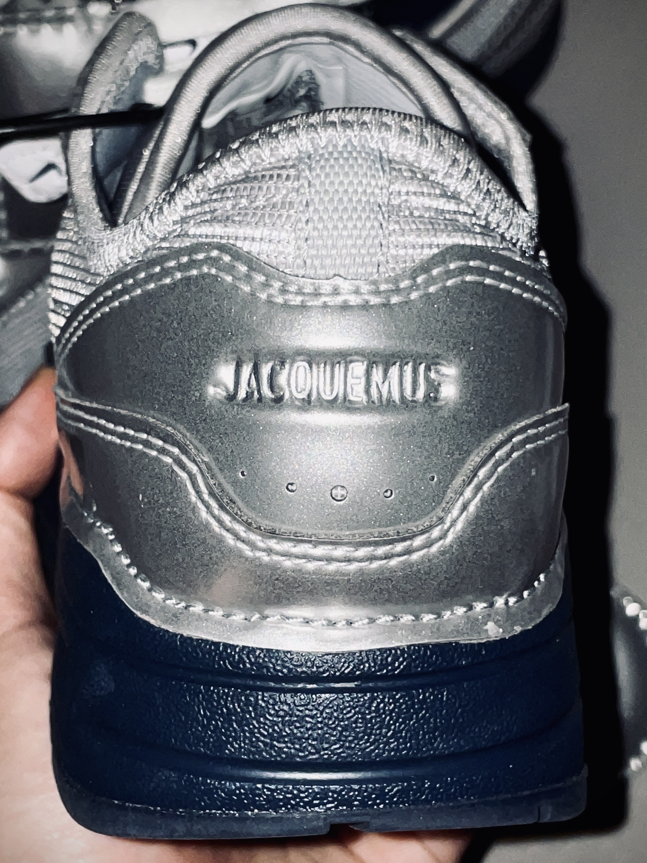Nike x Jacquemus Air Max 1 '86 Metallic Silver Midnight Navy 착용 스타일 - 2