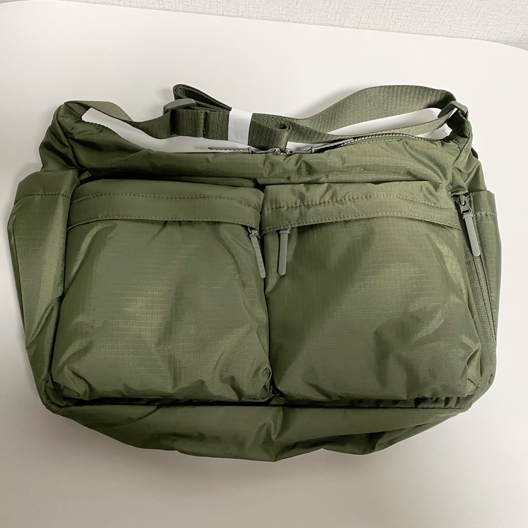 Uniqlo Multi Pocket Shoulder Bag Olive 착용 스타일
