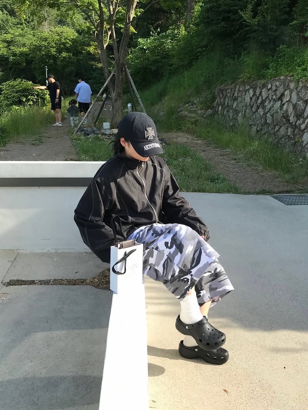 SLOW RECORD HOUSE Carpenter Bermuda Wide Camo Pants White 착용 스타일 - 1