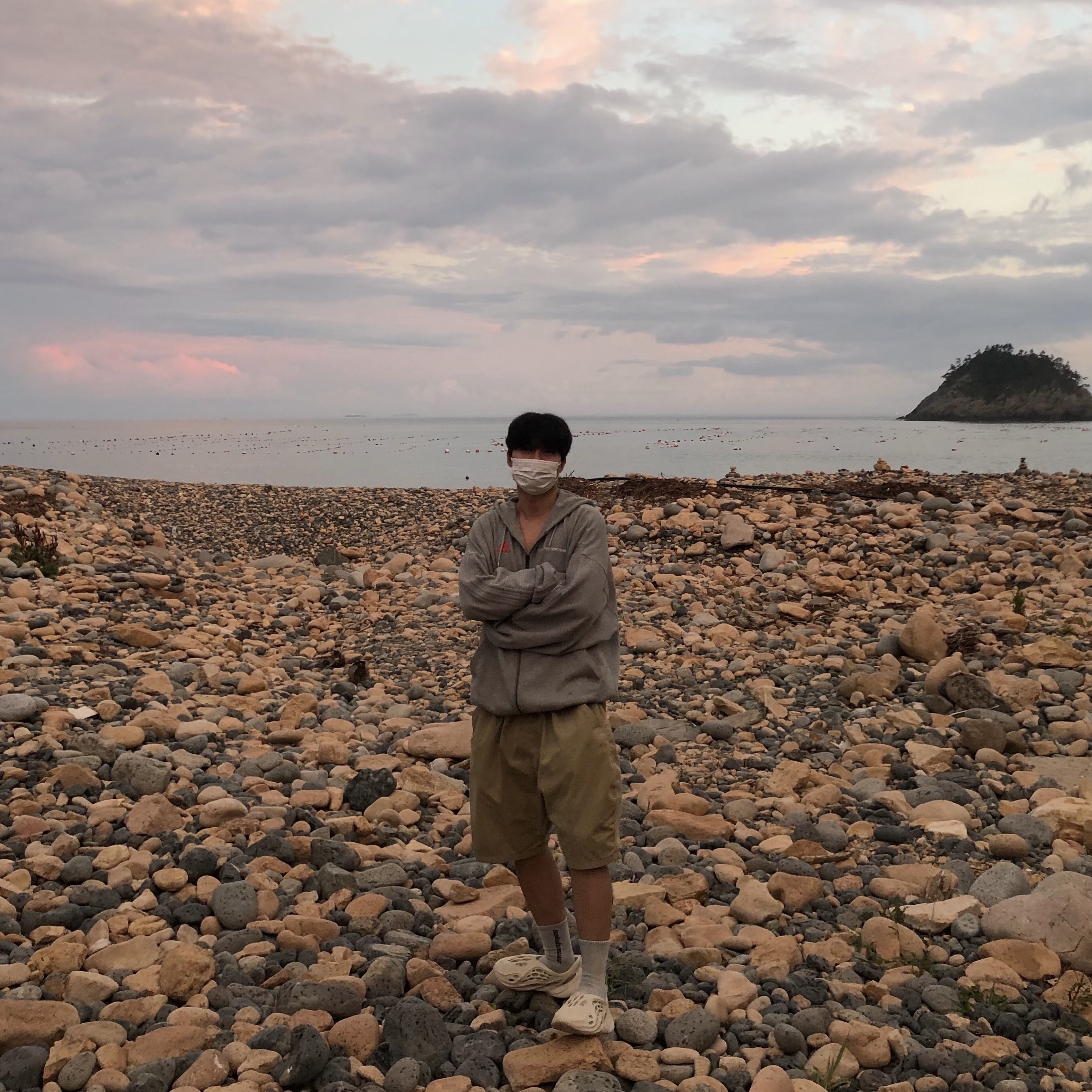 Adidas Yeezy Foam RNNR Sand 착용 스타일