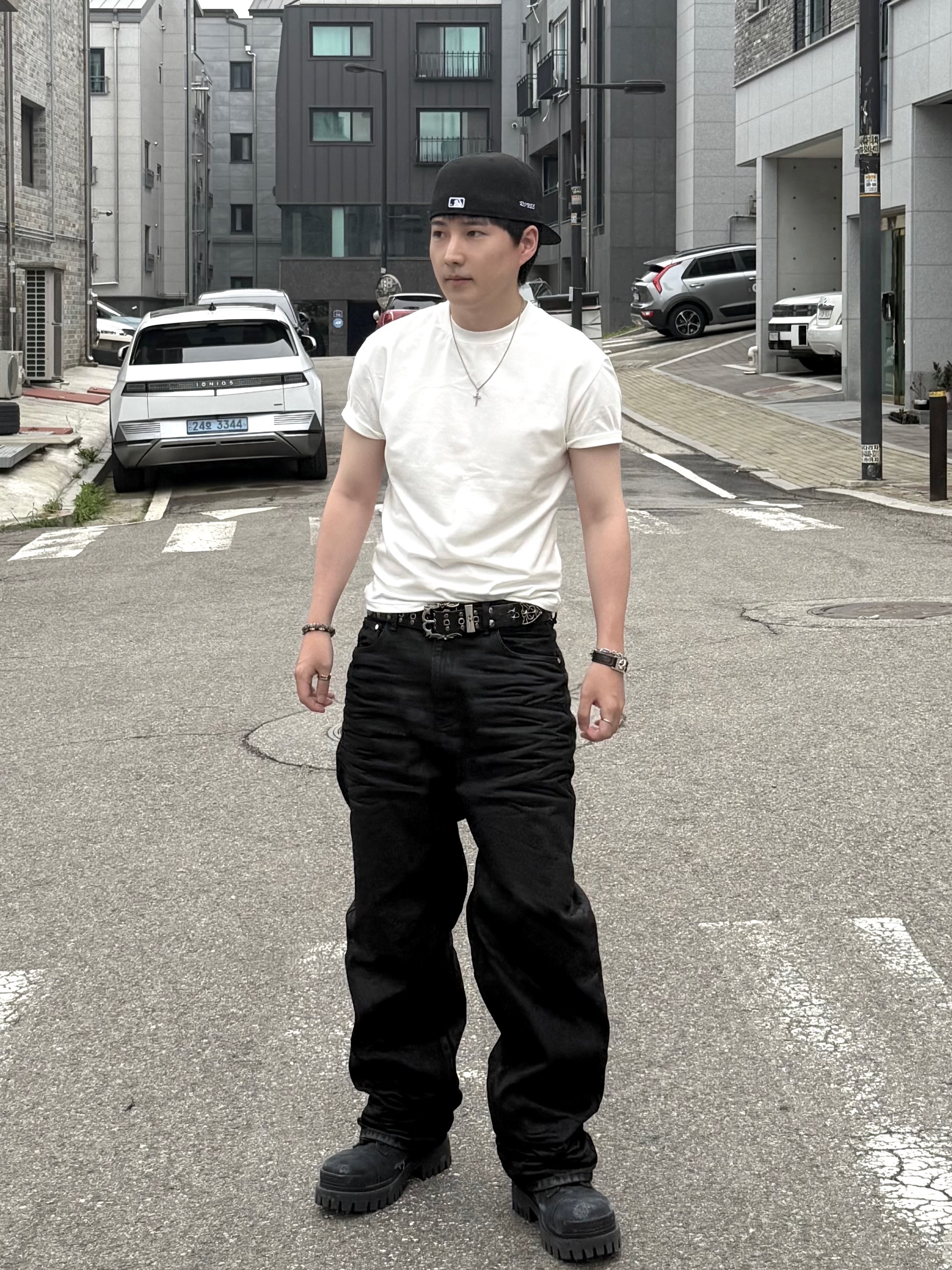 [KREAM 단독] Scudo Shell Black Pearl Beads Bracelet, Balenciaga Combat Strike 20mm Boots Black 착용 스타일 - 3