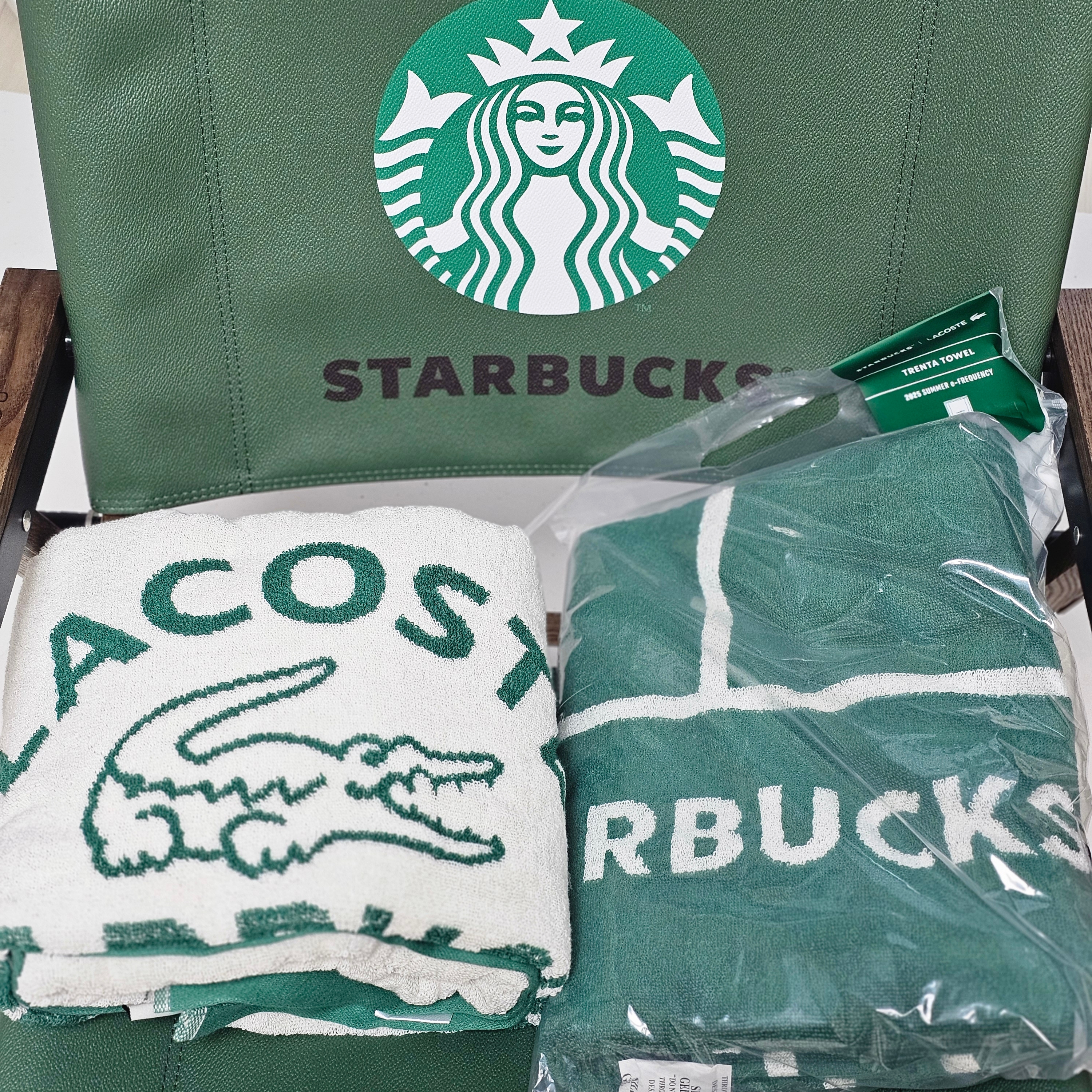 Starbucks x Lacoste Trent Towel Green, Starbucks x Lacoste Trent Towel Ivory 착용 스타일