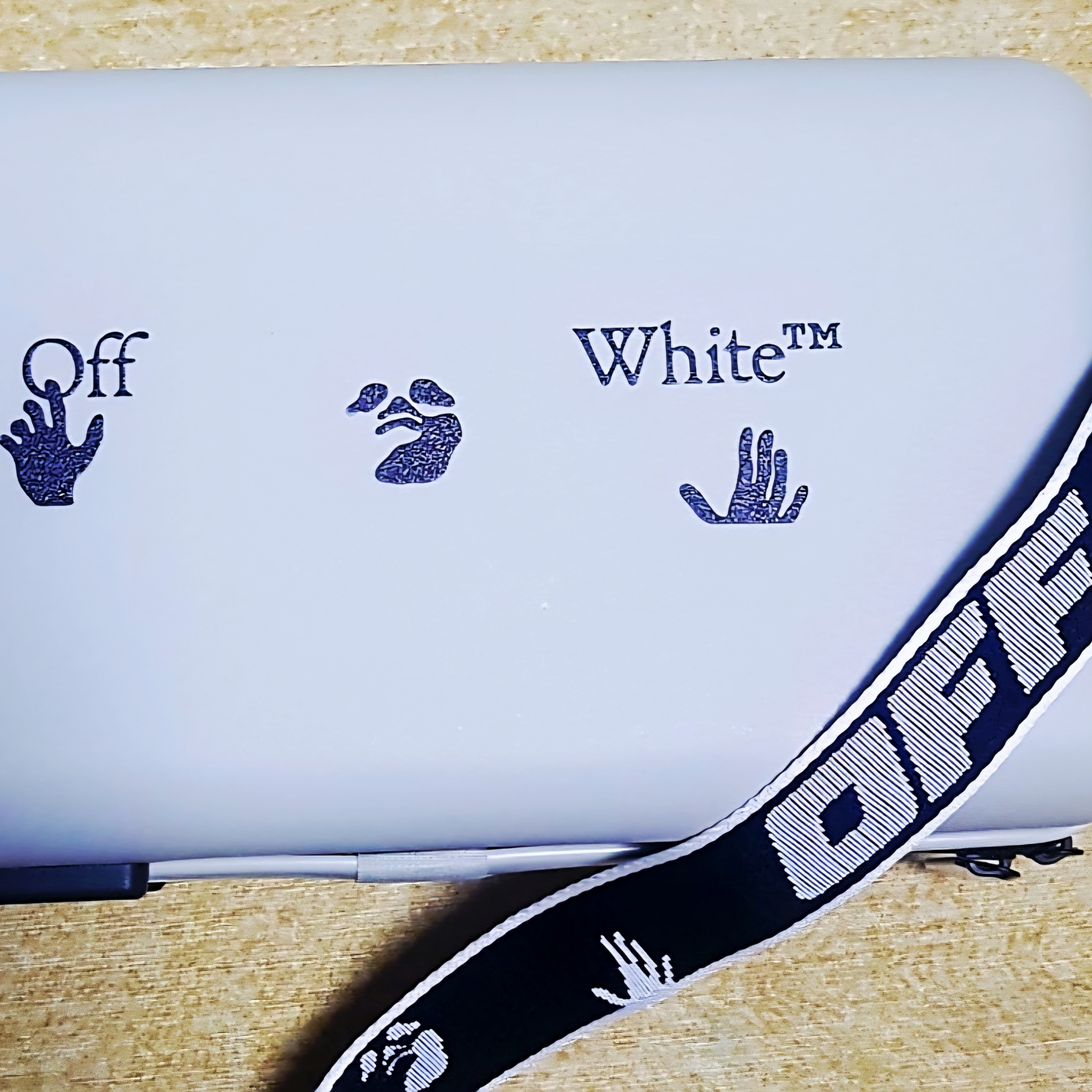 Off-White x Amore Pacific Protection Box (Without Cosmetics) 착용 스타일
