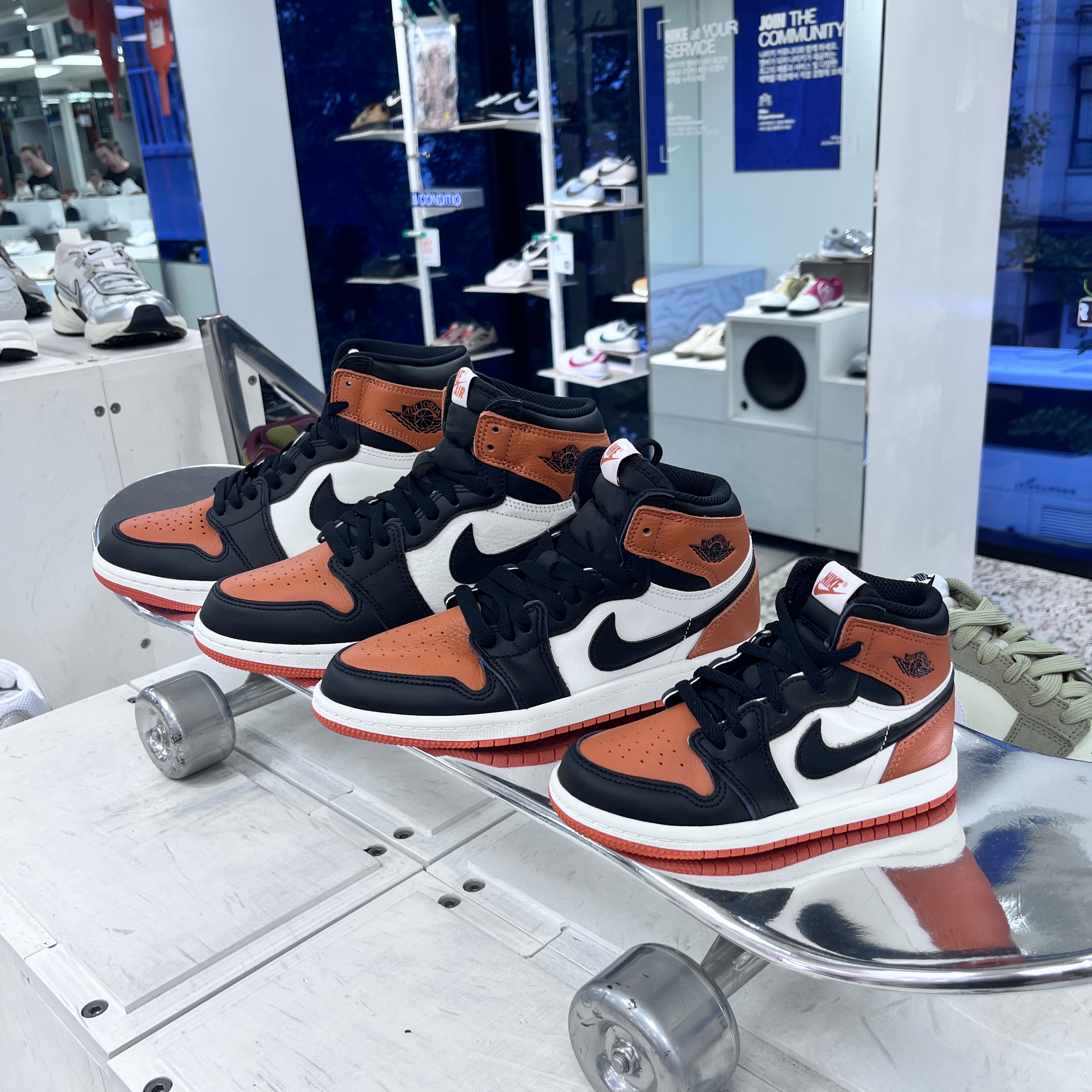 Jordan 1 x Zion Williamson Retro Low OG Flax and Oil Green, Jordan 1 Retro High OG Shattered Backboard 착용 스타일 - 5