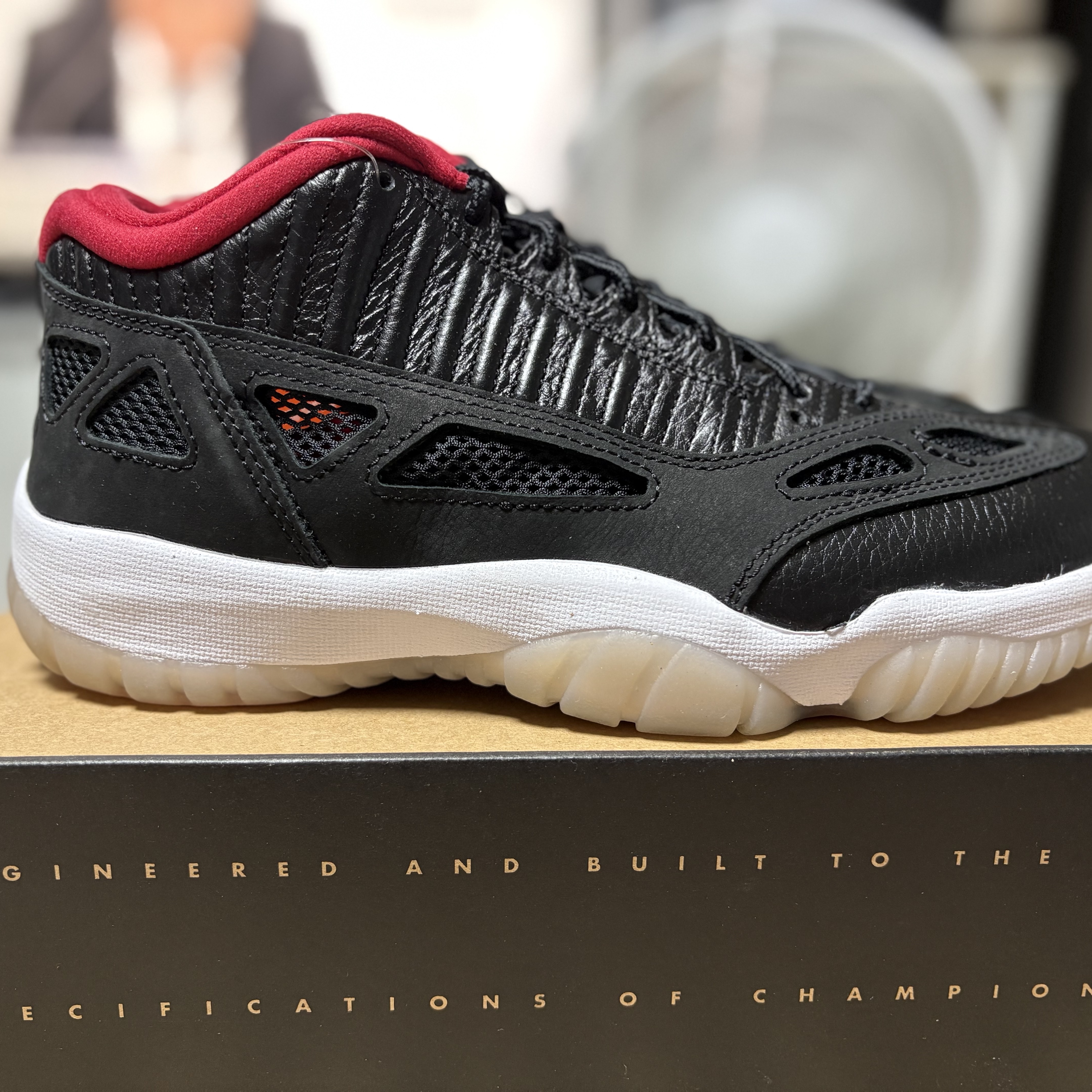 Jordan 11 Retro Low IE Bred 2021 착용 스타일 - 3