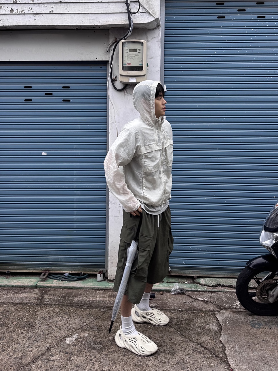 Adidas Yeezy Foam RNNR Sand 착용 스타일 - 3