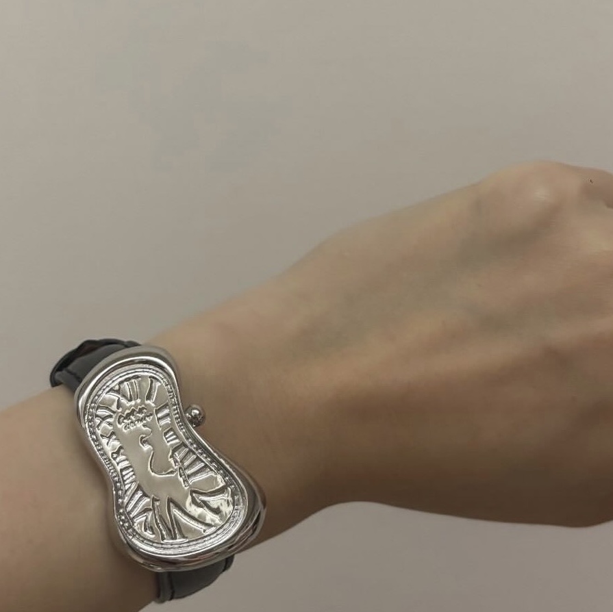 TOWTOW.ARCHIVE Timeless Twist Wristlet Black 착용 스타일