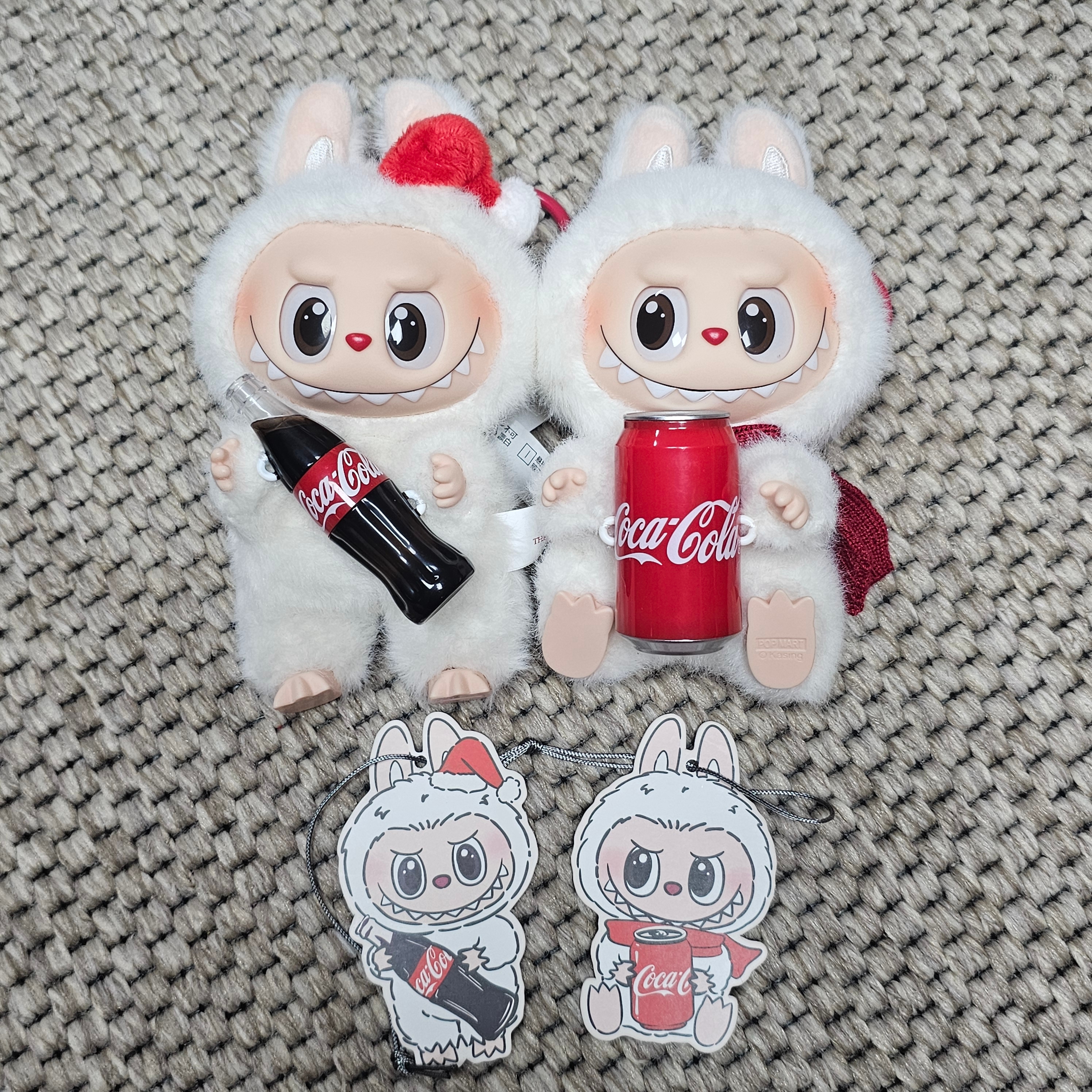 Pop Mart Labubu Coca Cola Series Keyring Sealed Case (6 Blind Boxes) 착용 스타일