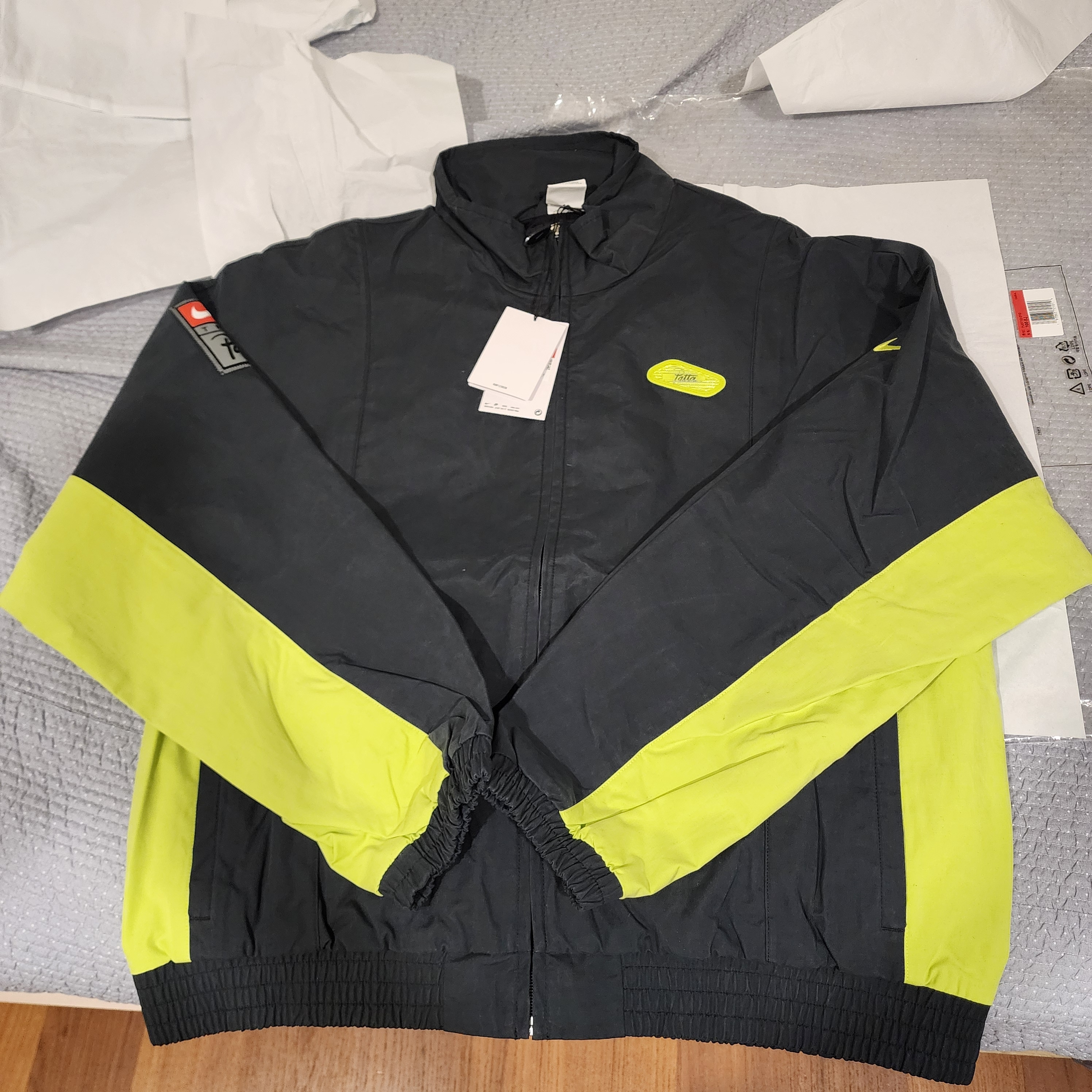 Nike x Patta Track Jacket Black Cyber (HJ0712-010) 착용 스타일 - 1
