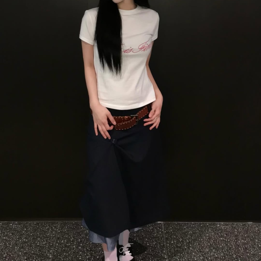 THIS IS FINE Cropped Signature Tee White 착용 스타일 - 2