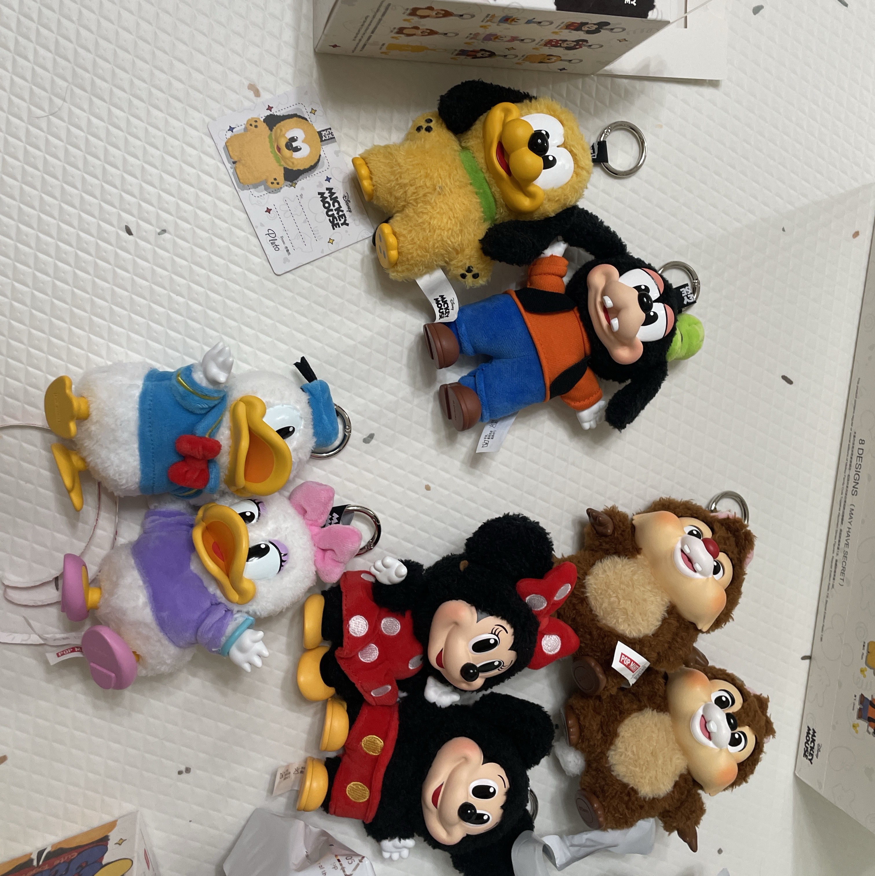 Pop Mart Mickey Family Cute Together Keychain Series Figures Sealed Case (8 Blind Boxes) 착용 스타일