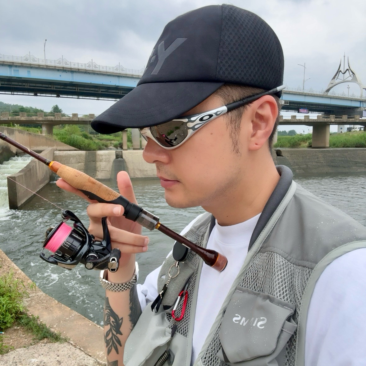 Oakley MUZM Straight Jacket 99 X-Silver Flames Prizm Black 착용 스타일