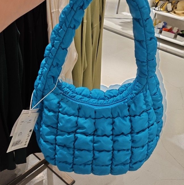 COS Quilted Mini Bag Bright Turquoise 착용 스타일