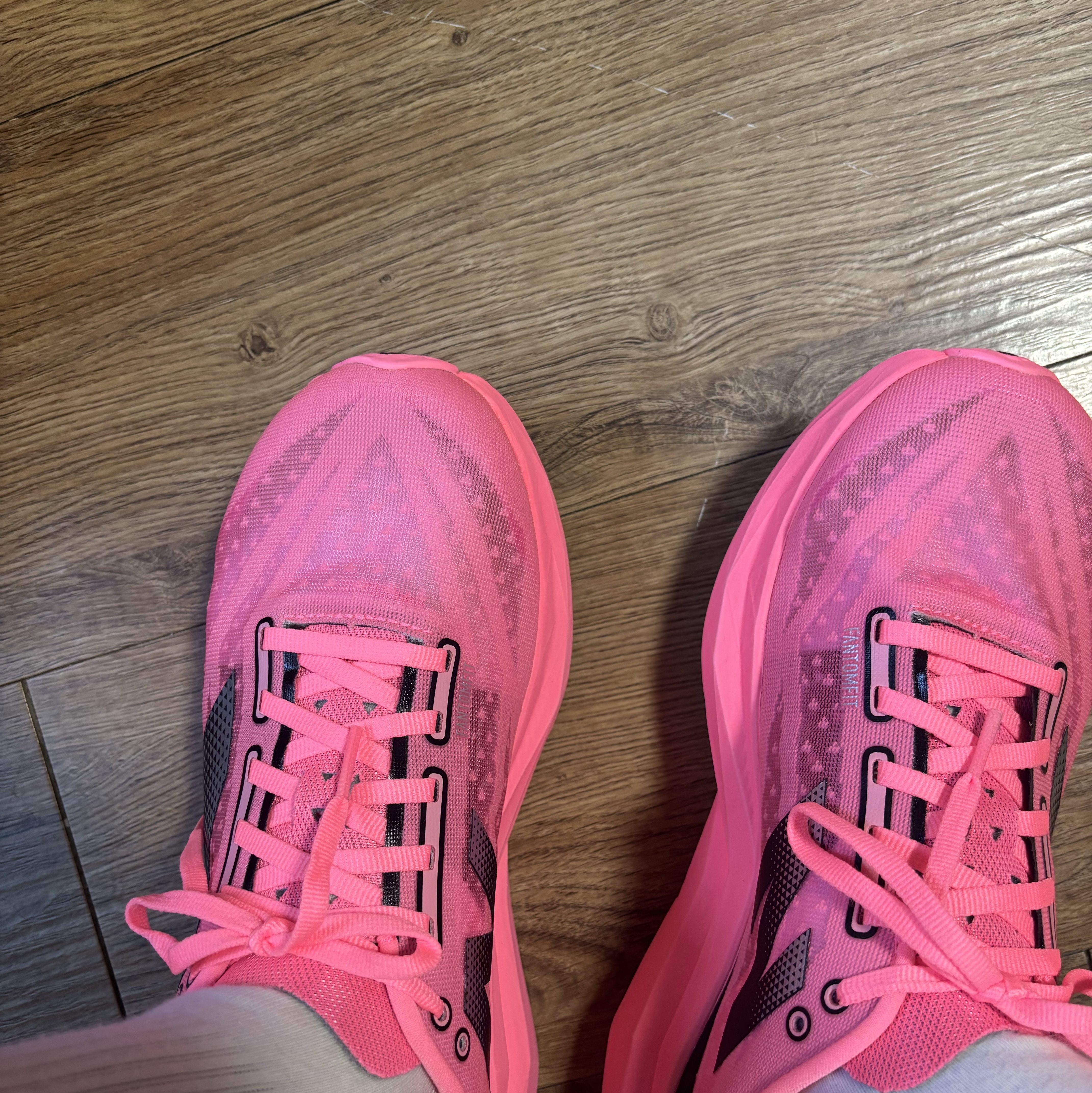 New Balance Fuelcell Rebel v4 Ultra Pink Black - 2E Wide 착용 스타일