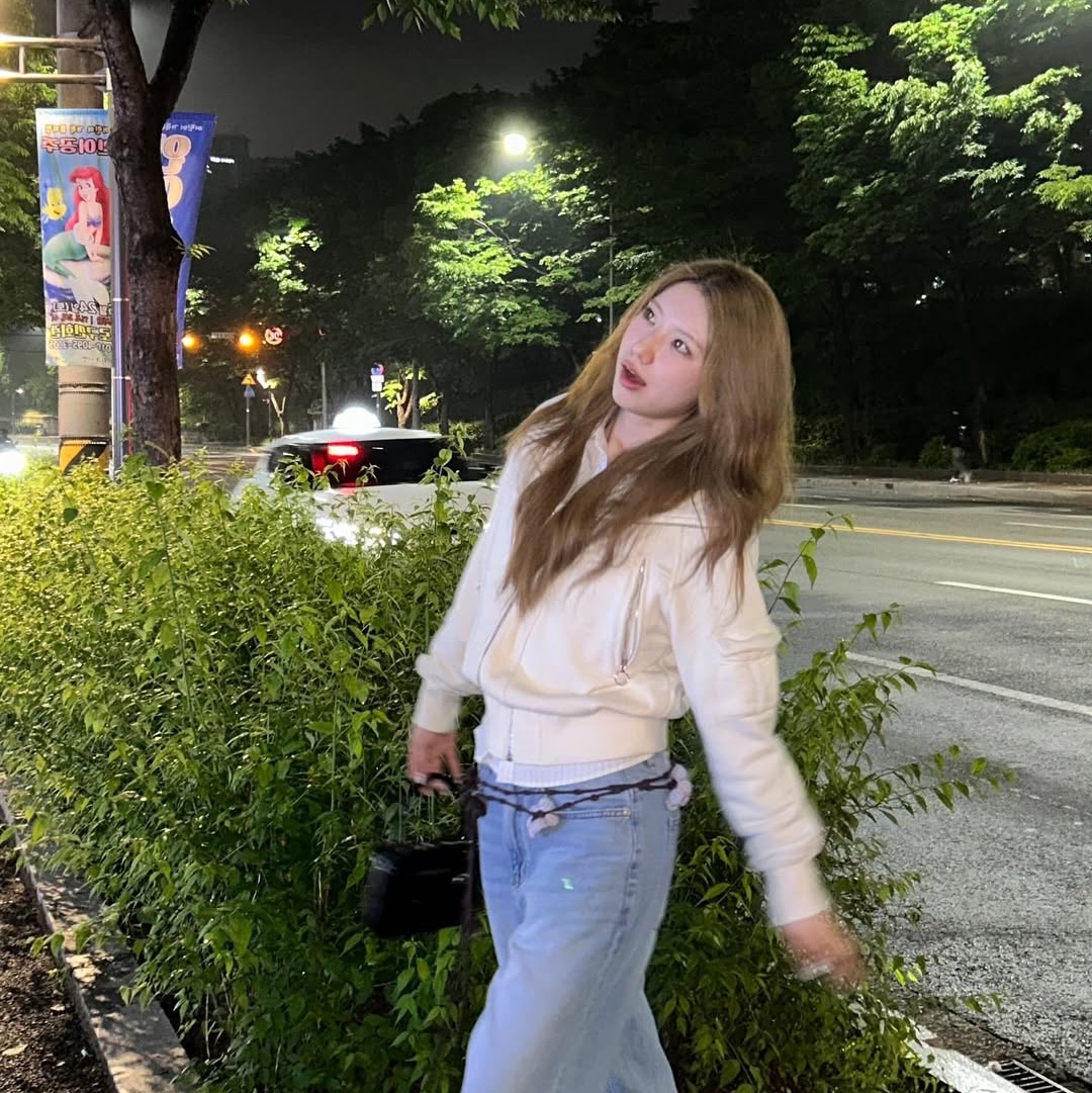 THIS IS FINE x FUNFLEX Relaxed Signature Jean Light Blue 착용 스타일 - 4