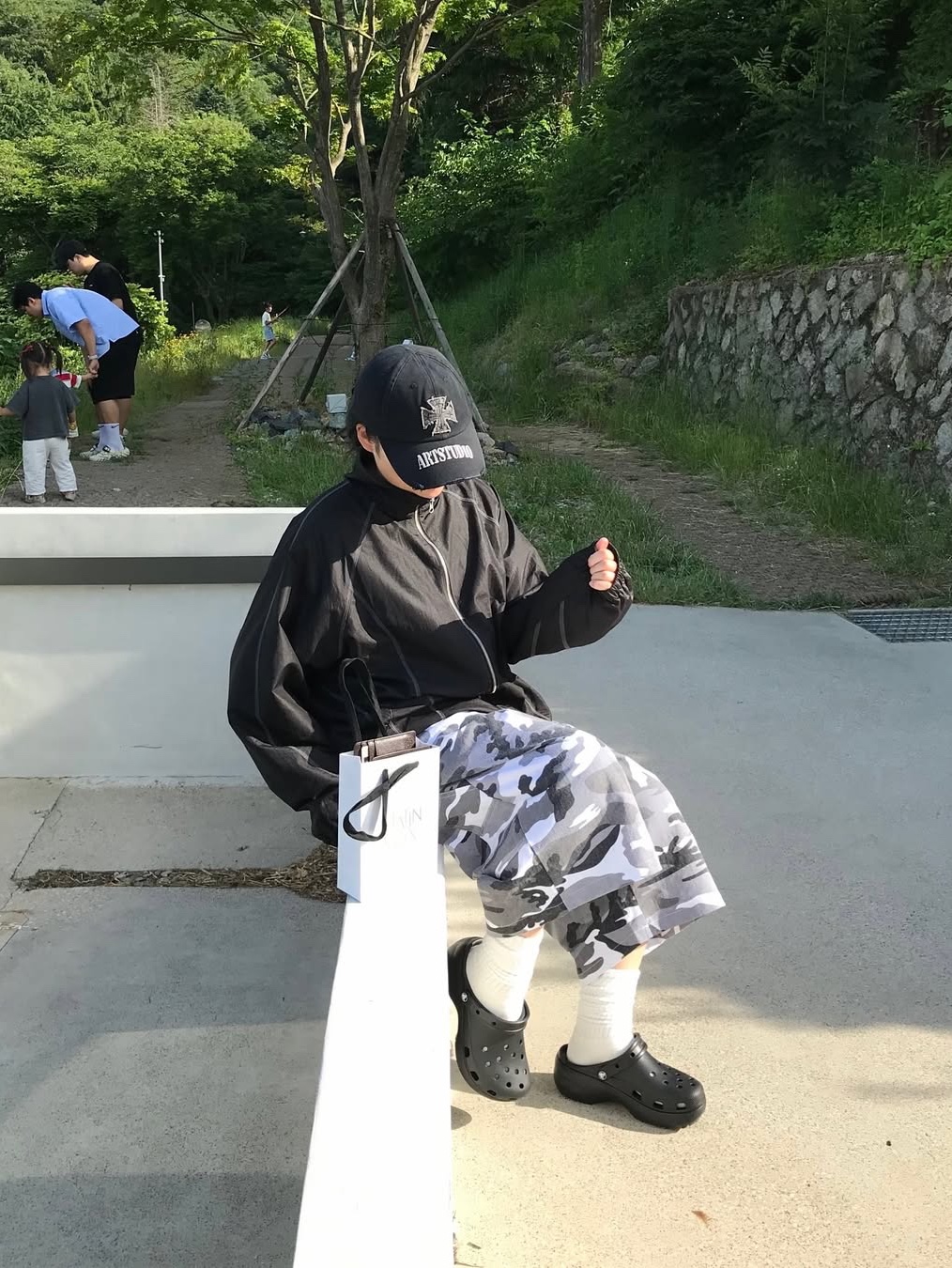 SLOW RECORD HOUSE Carpenter Bermuda Wide Camo Pants White 착용 스타일 - 2