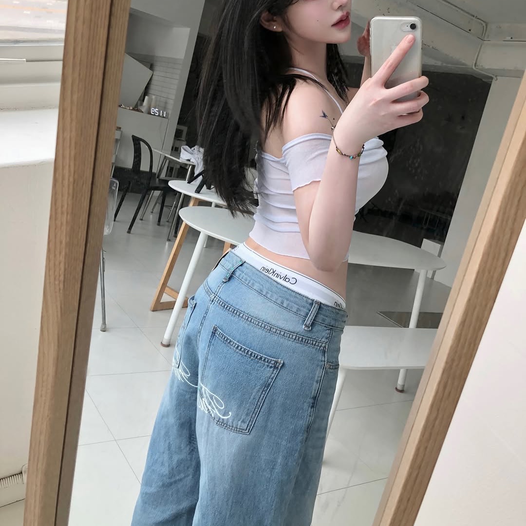 THIS IS FINE x FUNFLEX Relaxed Signature Jean Light Blue 착용 스타일 - 2