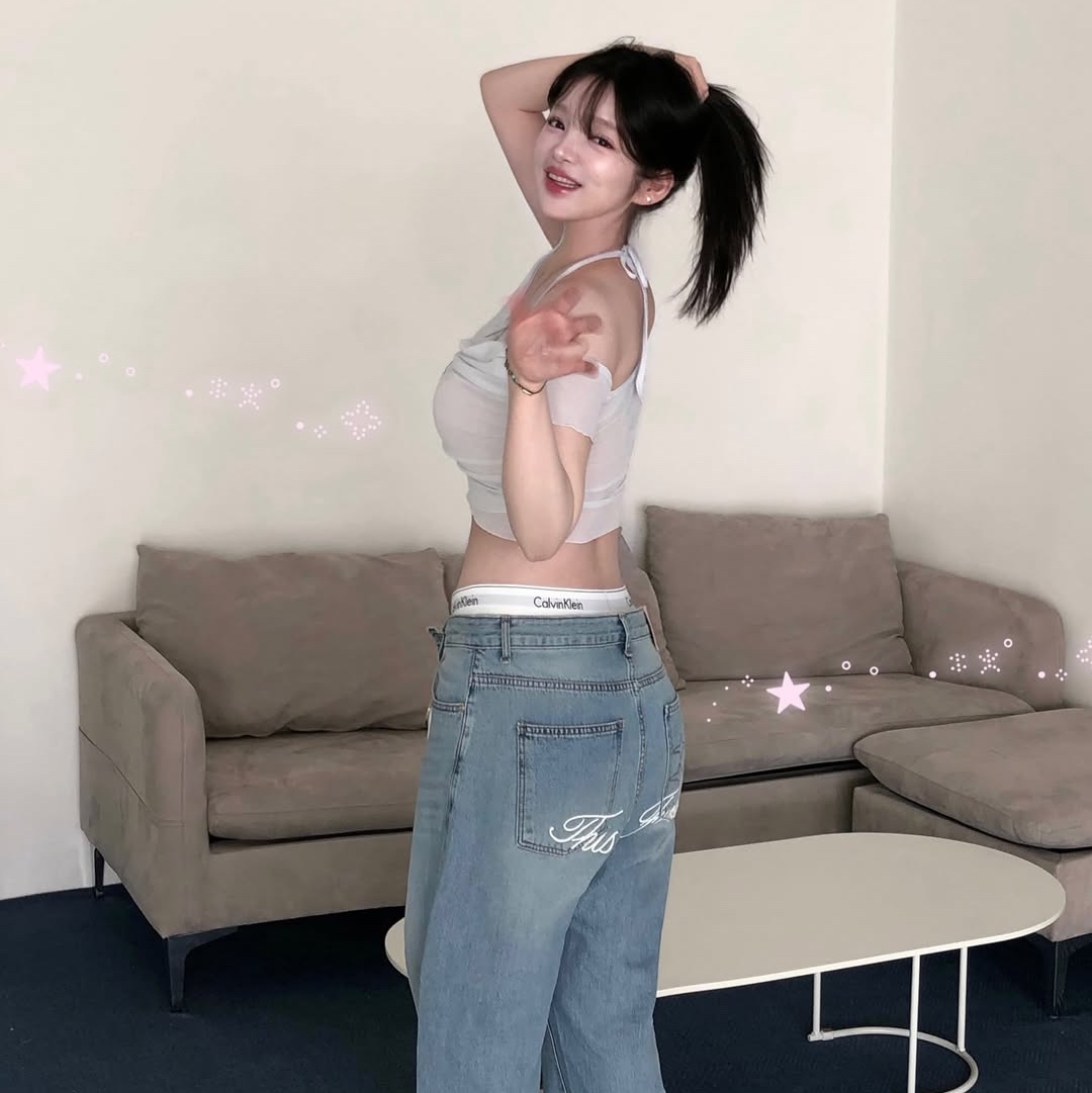 THIS IS FINE x FUNFLEX Relaxed Signature Jean Light Blue 착용 스타일 - 5