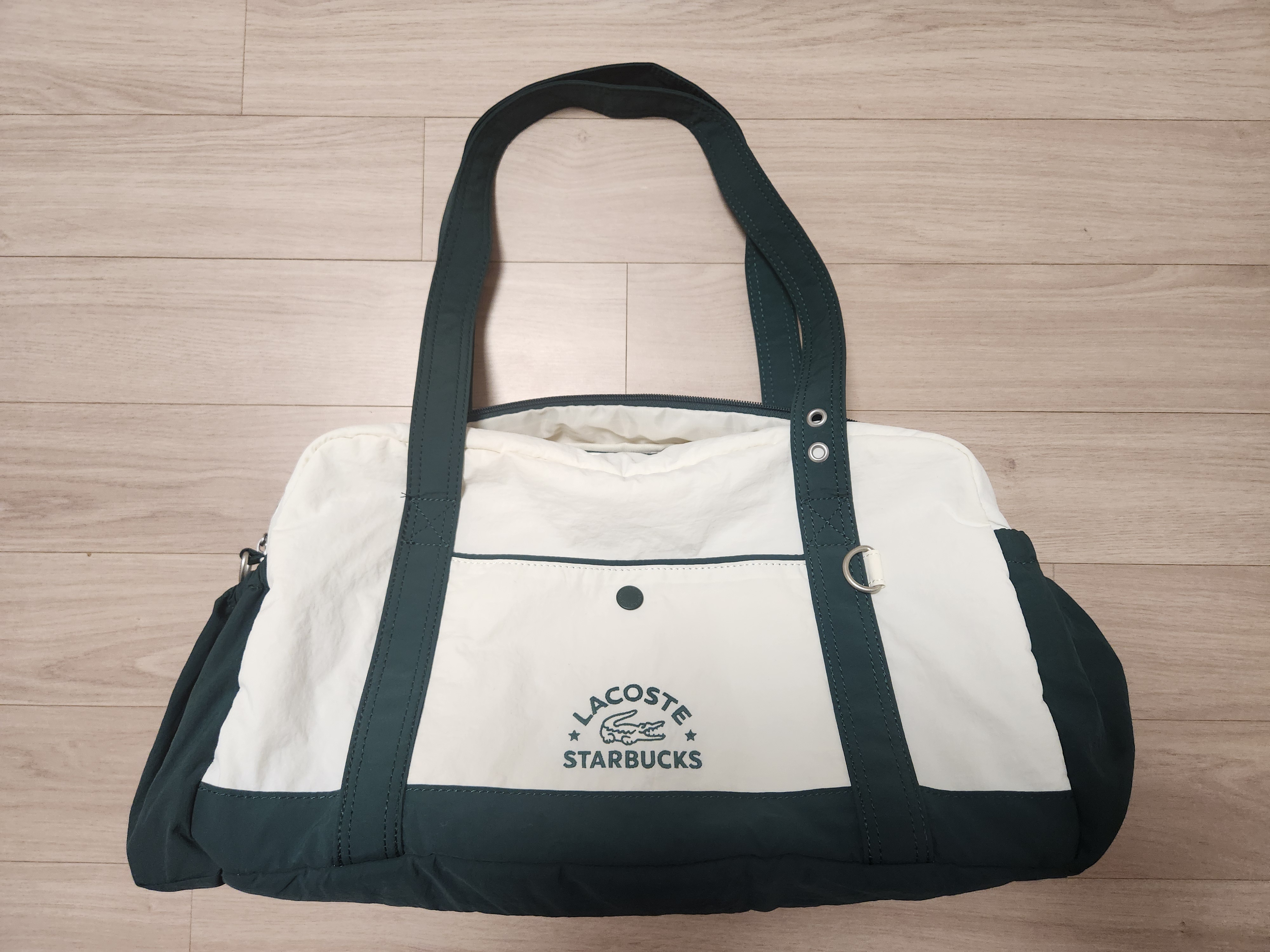 Starbucks x Lacoste Multiple Bag Green 착용 스타일