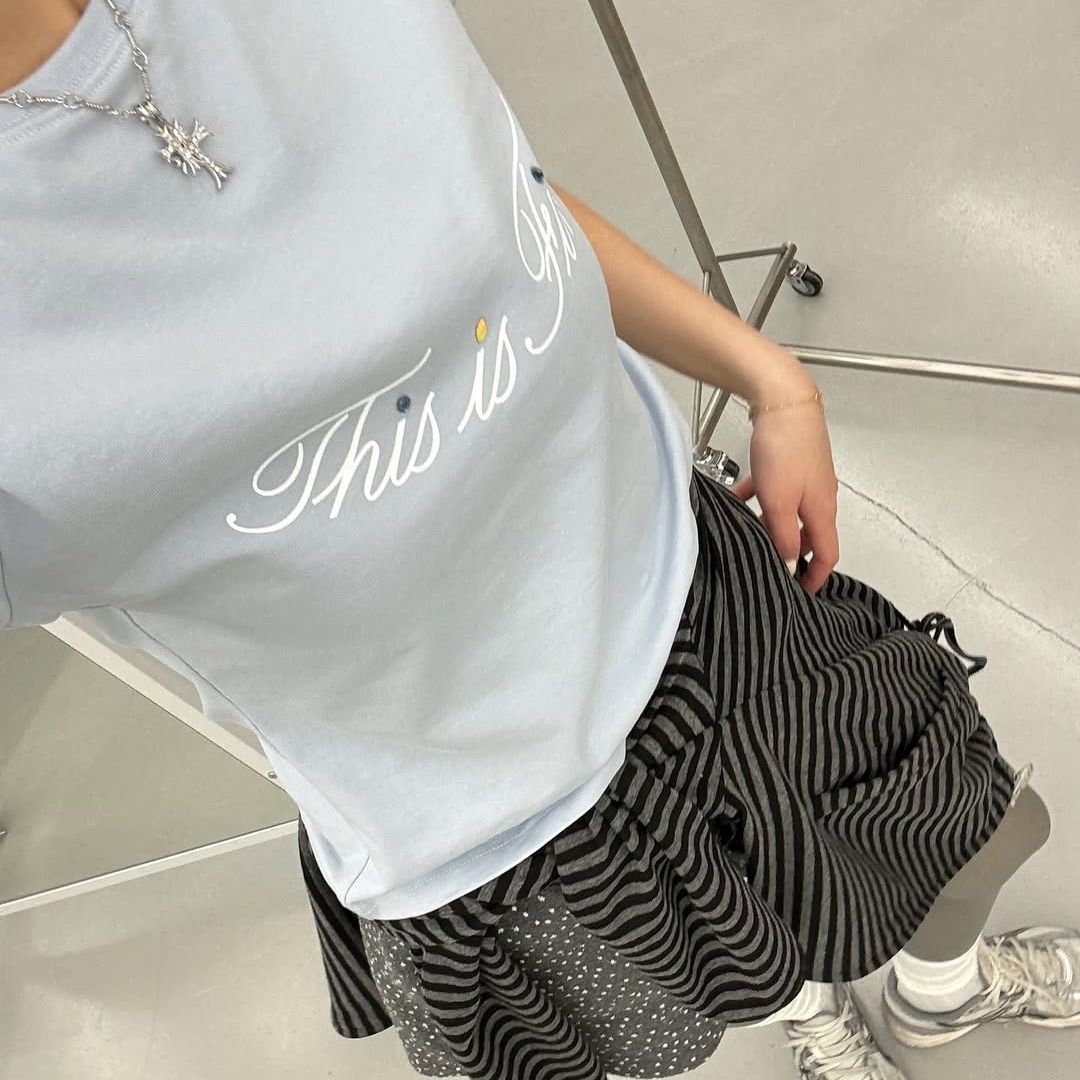 THIS IS FINE Cropped Signature Tee Sky 착용 스타일 - 6