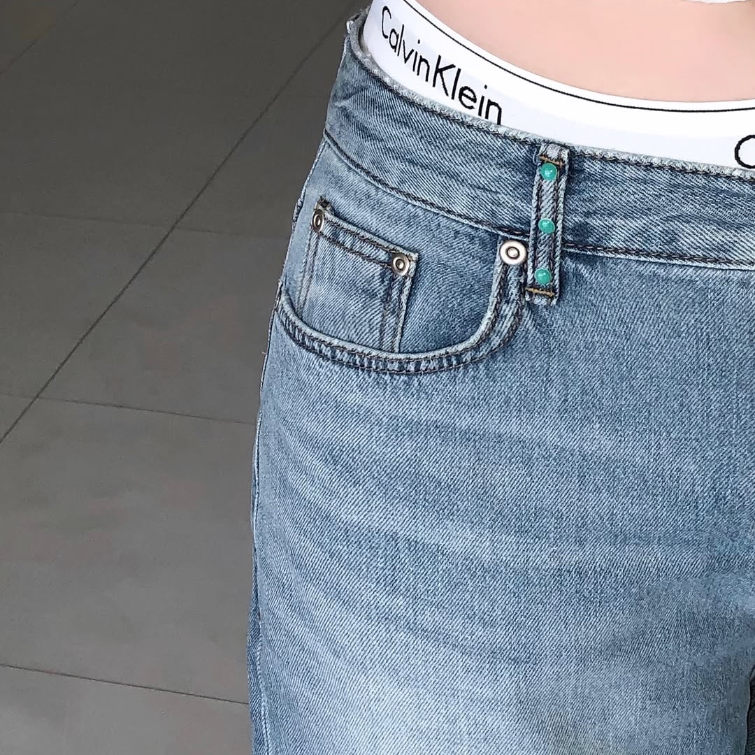 THIS IS FINE x FUNFLEX Relaxed Signature Jean Light Blue 착용 스타일 - 9