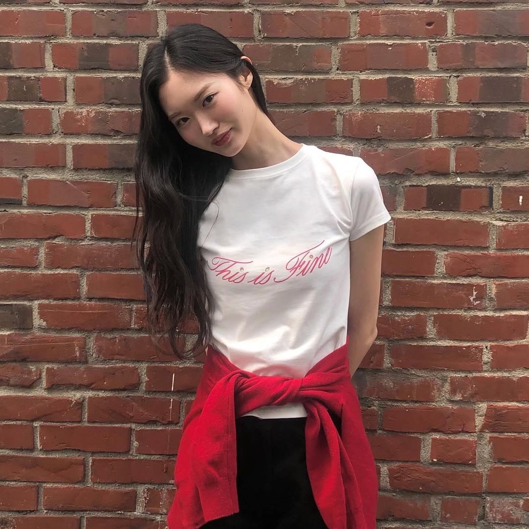 THIS IS FINE Cropped Signature Tee White 착용 스타일 - 2
