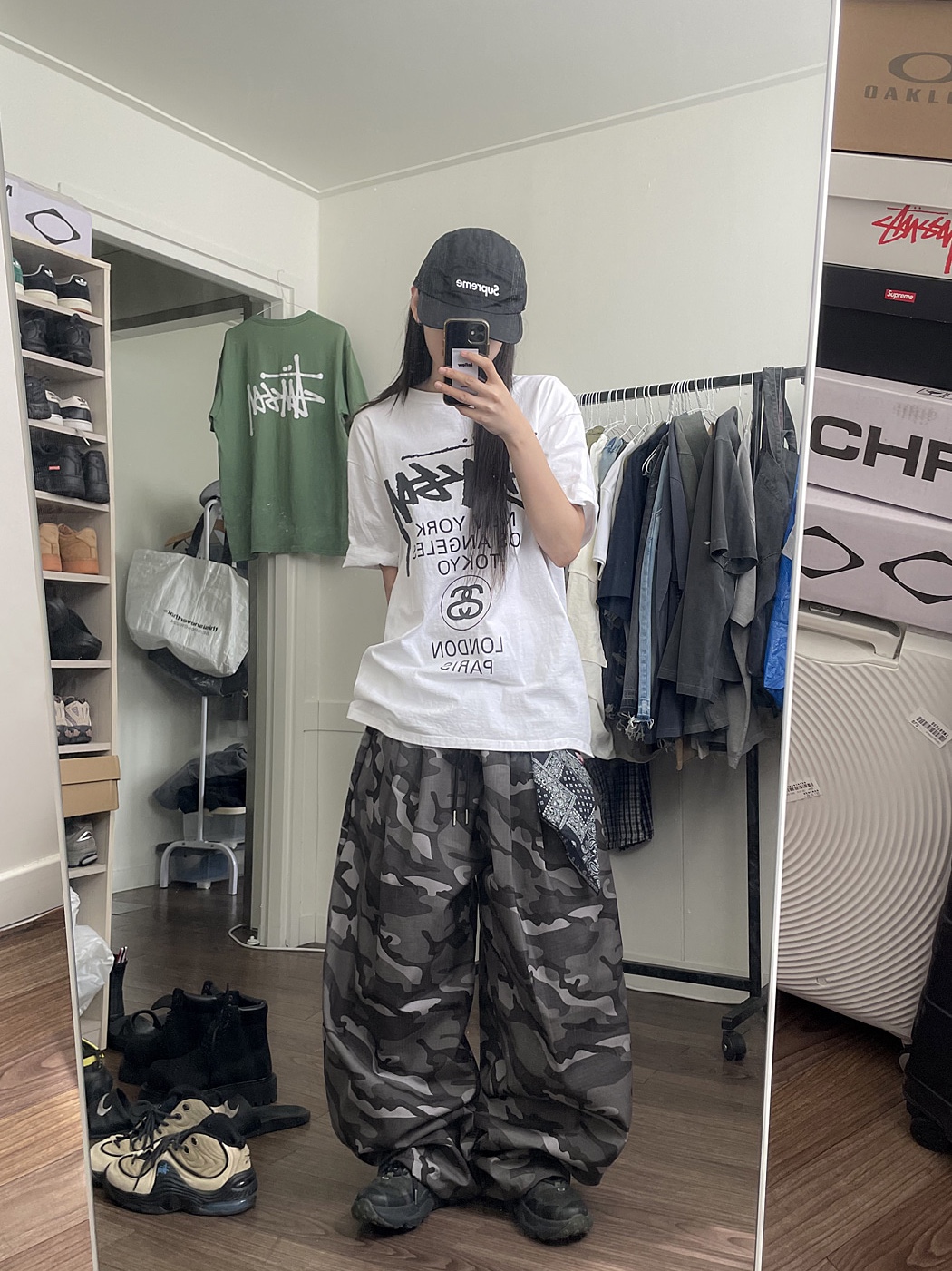 Stussy World Tour T-Shirt White, Supreme Shockcord Camp Cap Black - 21FW 착용 스타일 - 1