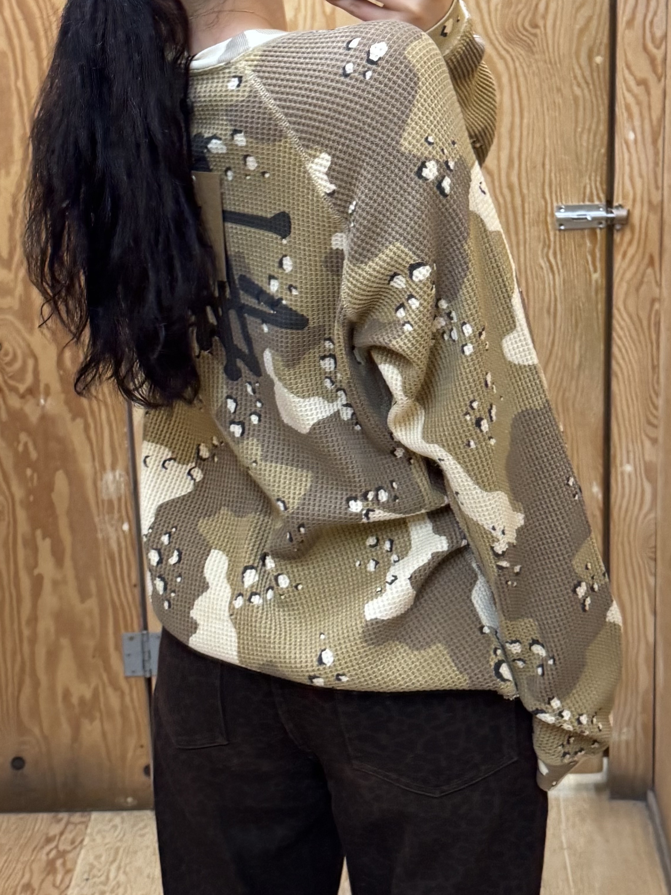 Stussy Raglan Thermal LS Crew Desert Camo 착용 스타일