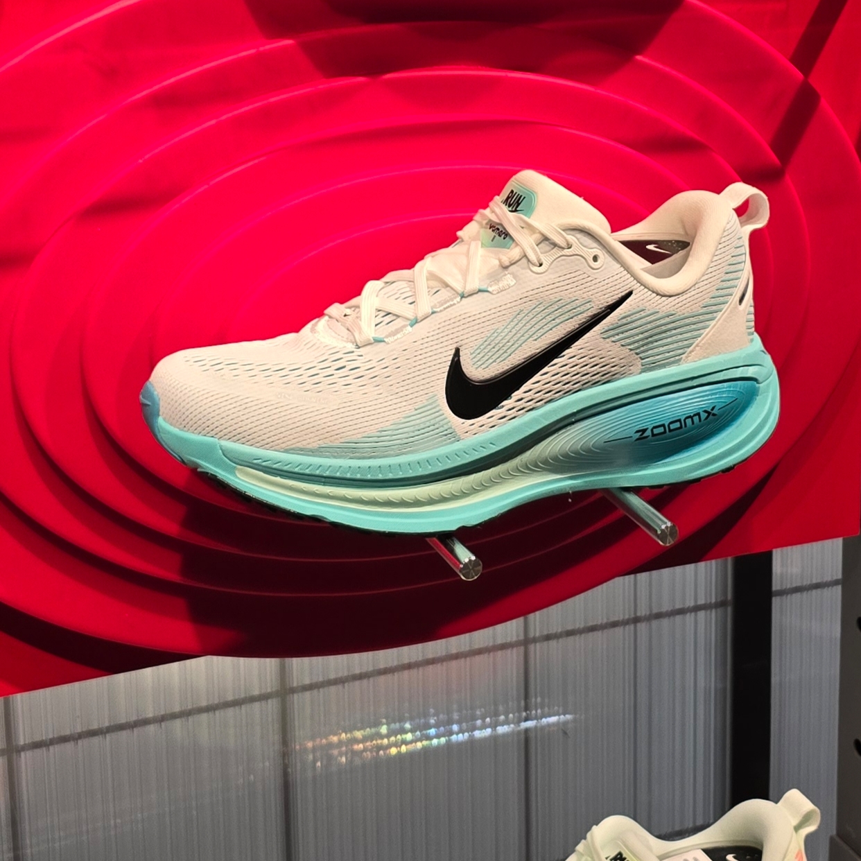 Nike Vomero 18 Summit White Dusty Cactus 착용 스타일