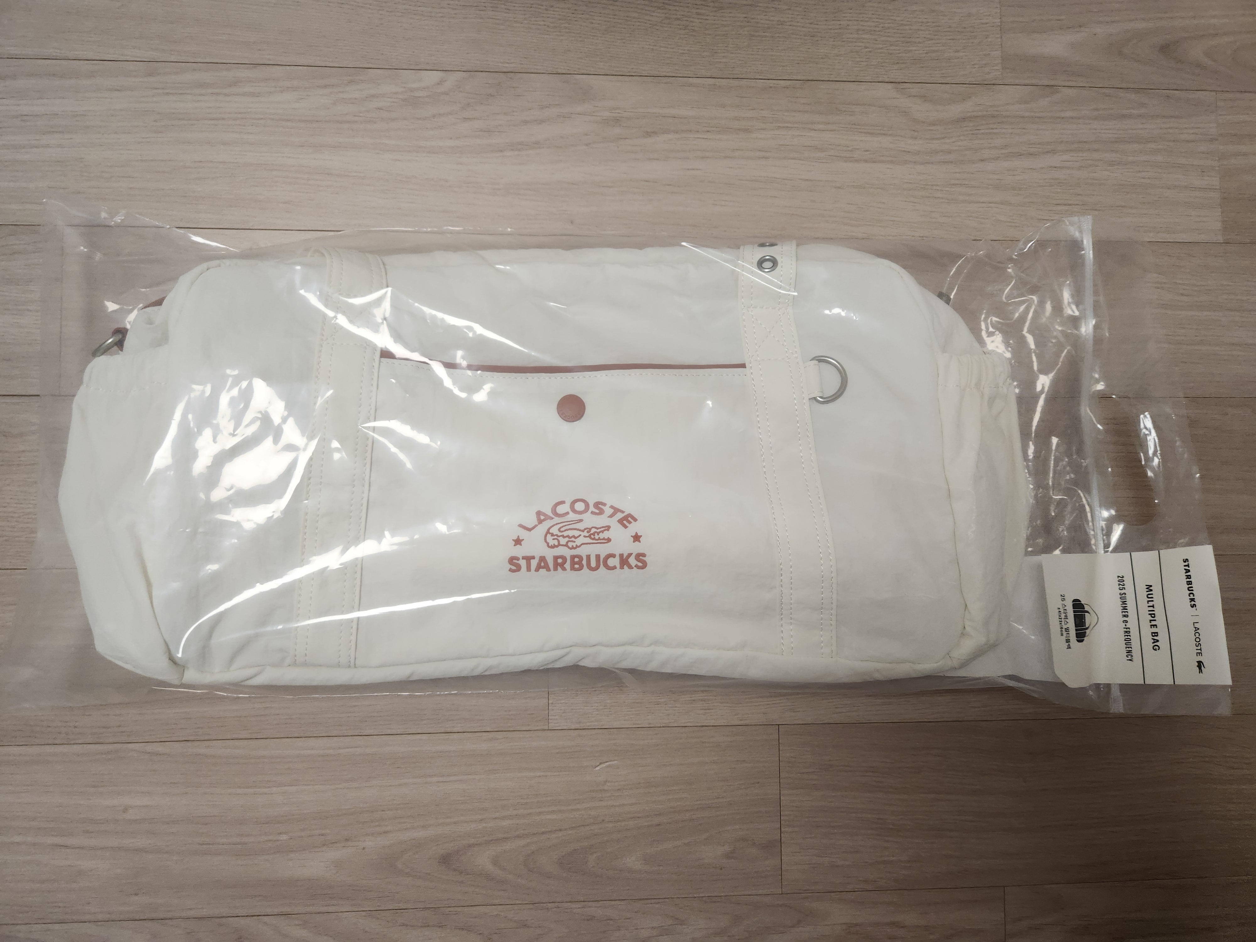 Starbucks x Lacoste Multiple Bag Ivory 착용 스타일