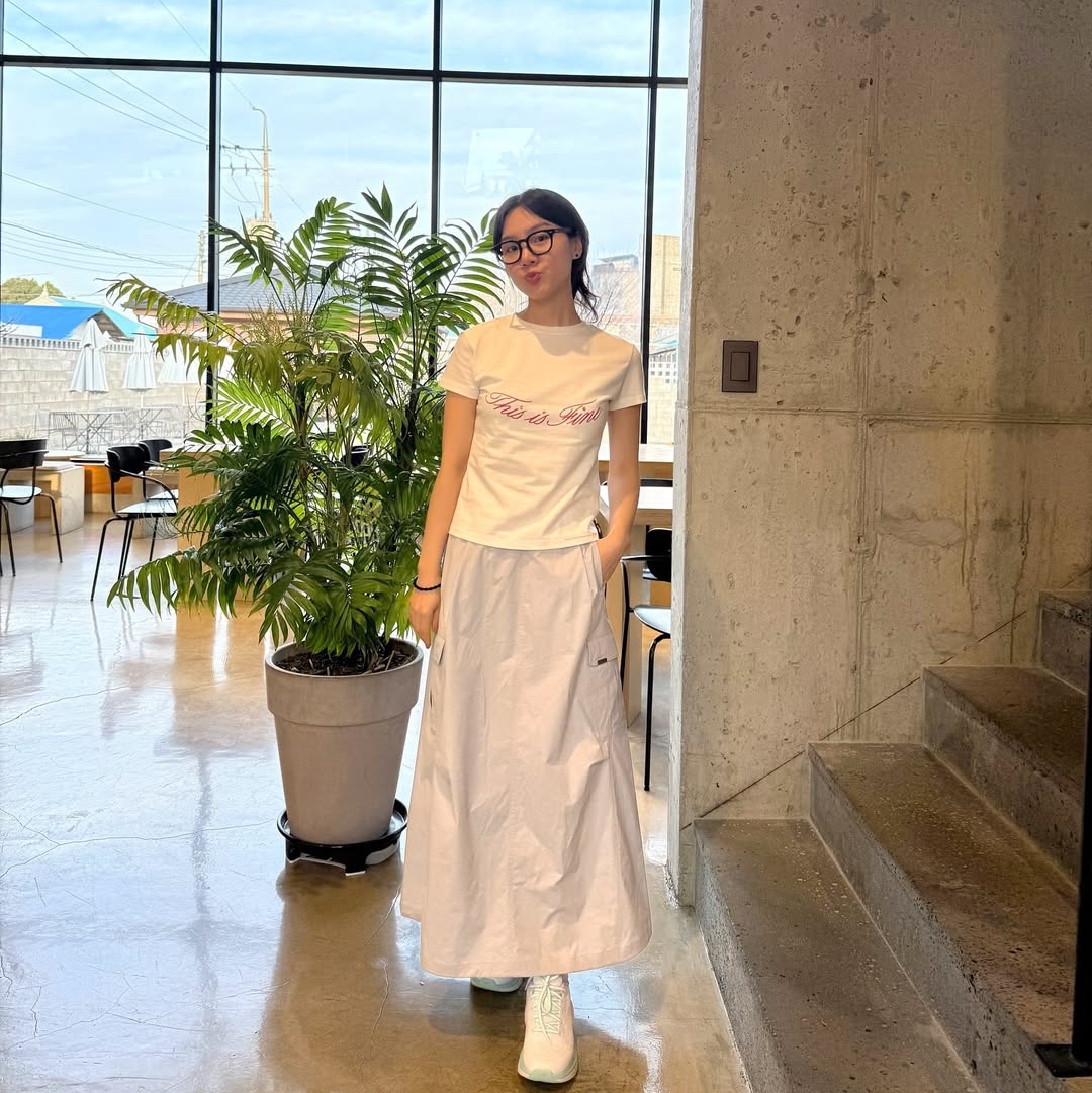 THIS IS FINE Cropped Signature Tee White 착용 스타일 - 4