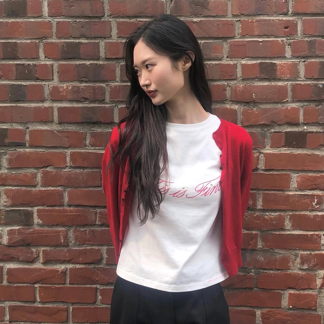 THIS IS FINE Cropped Signature Tee White 착용 스타일 - 3