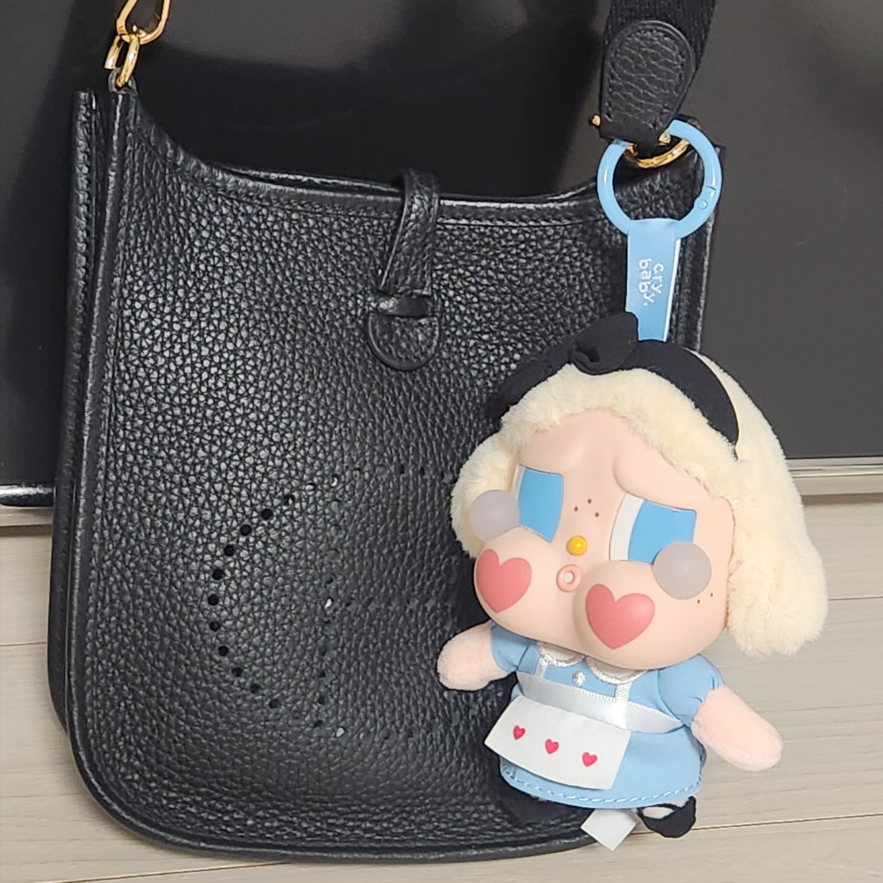 Pop Mart Crybaby Crying Again Series Plush Keyring She's Alice (Opened Case), Hermes Evelyne 16 Amazone Bag Clemence & Gold Noir 착용 스타일 - 1