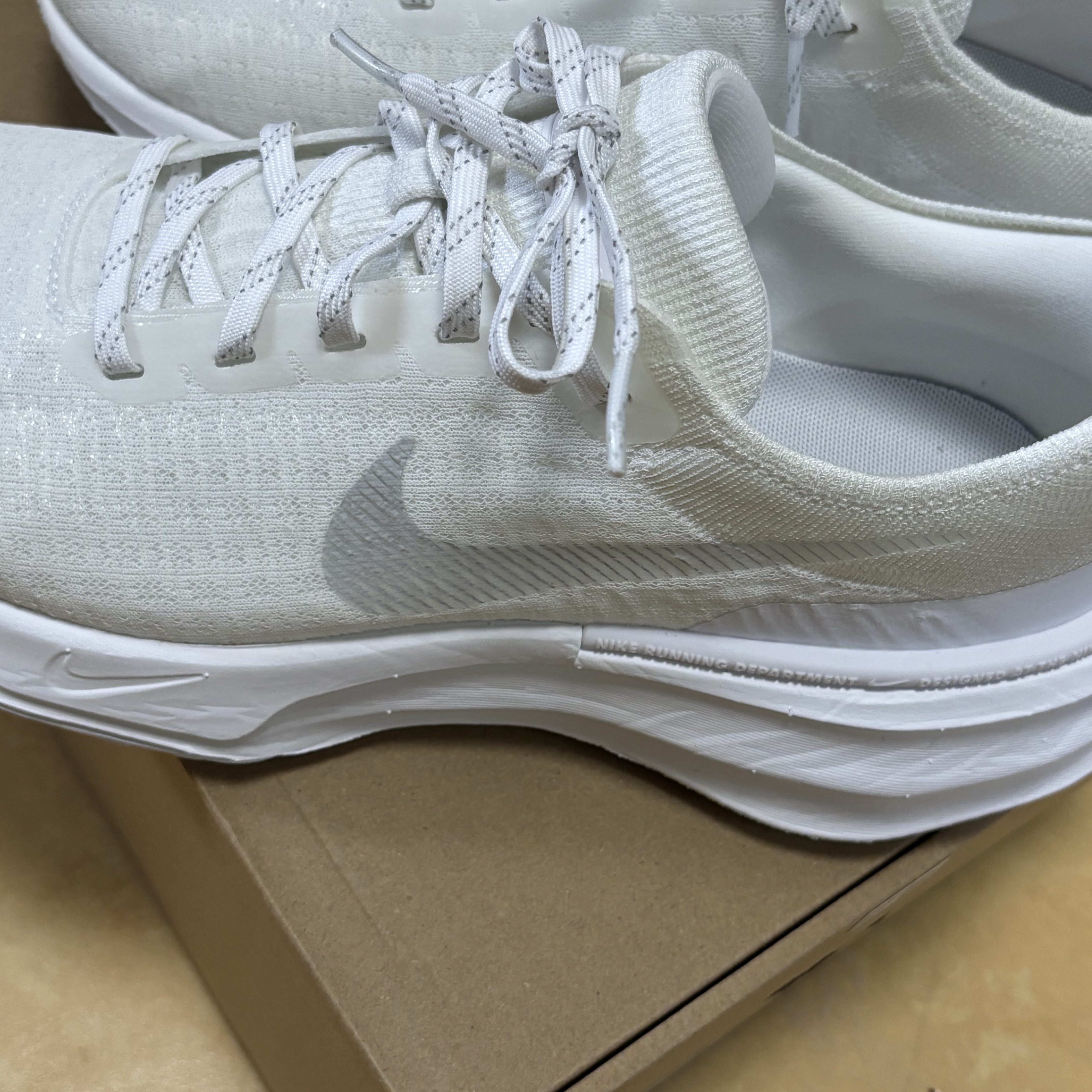Nike ZoomX Invincible Run Flyknit 3 White Photon Dust 착용 스타일