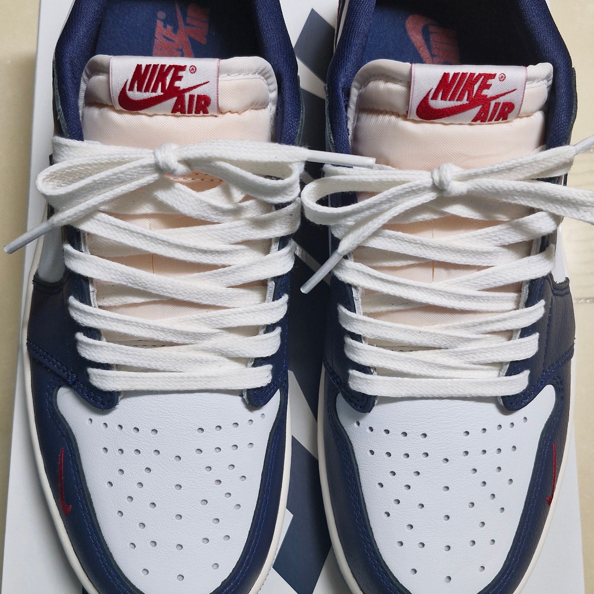 Jordan 1 Retro Low OG Gym Red and Midnight Navy 착용 스타일 - 1