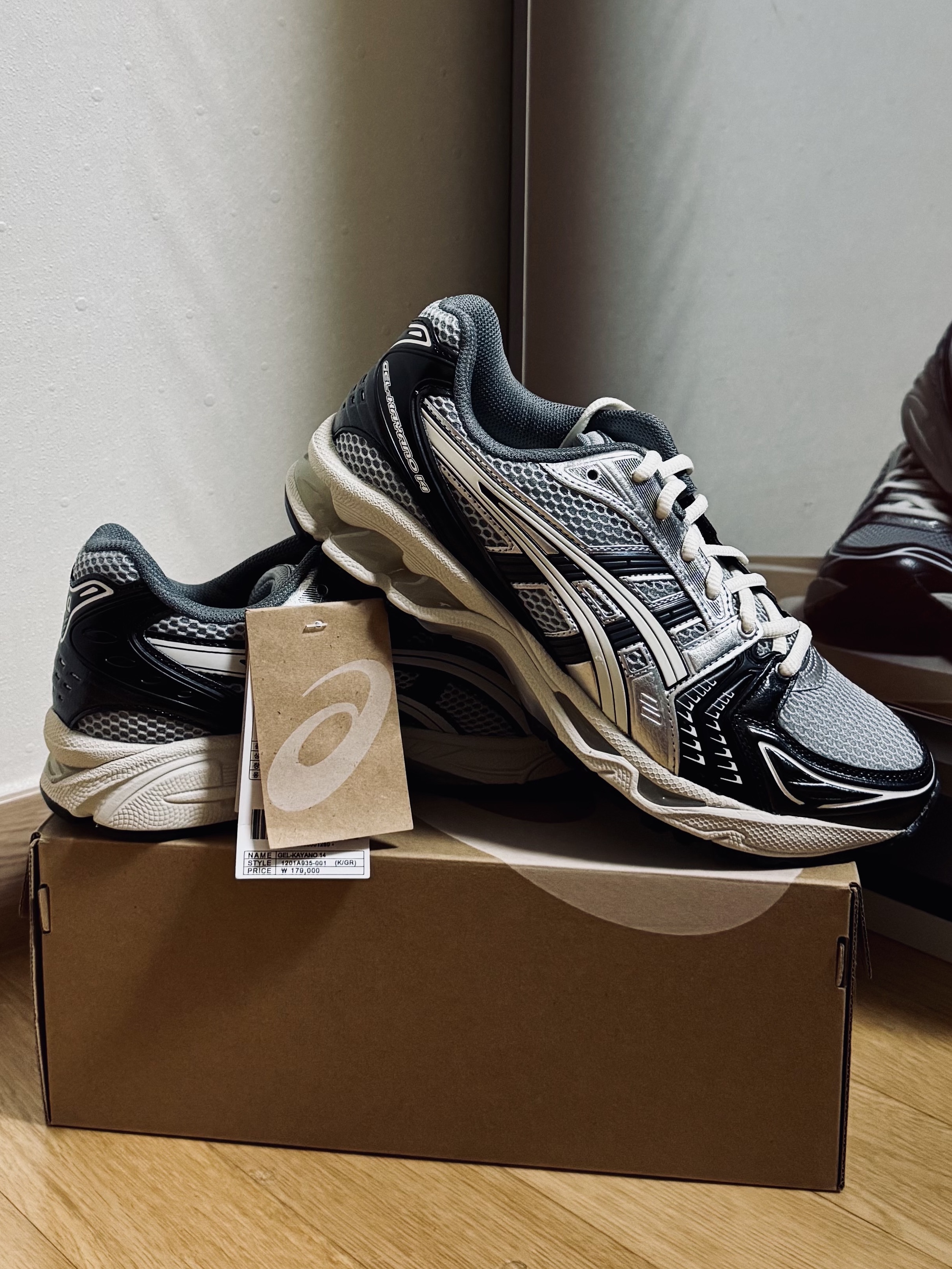 Asics Gel-Kayano 14 Black Glacier Grey 착용 스타일