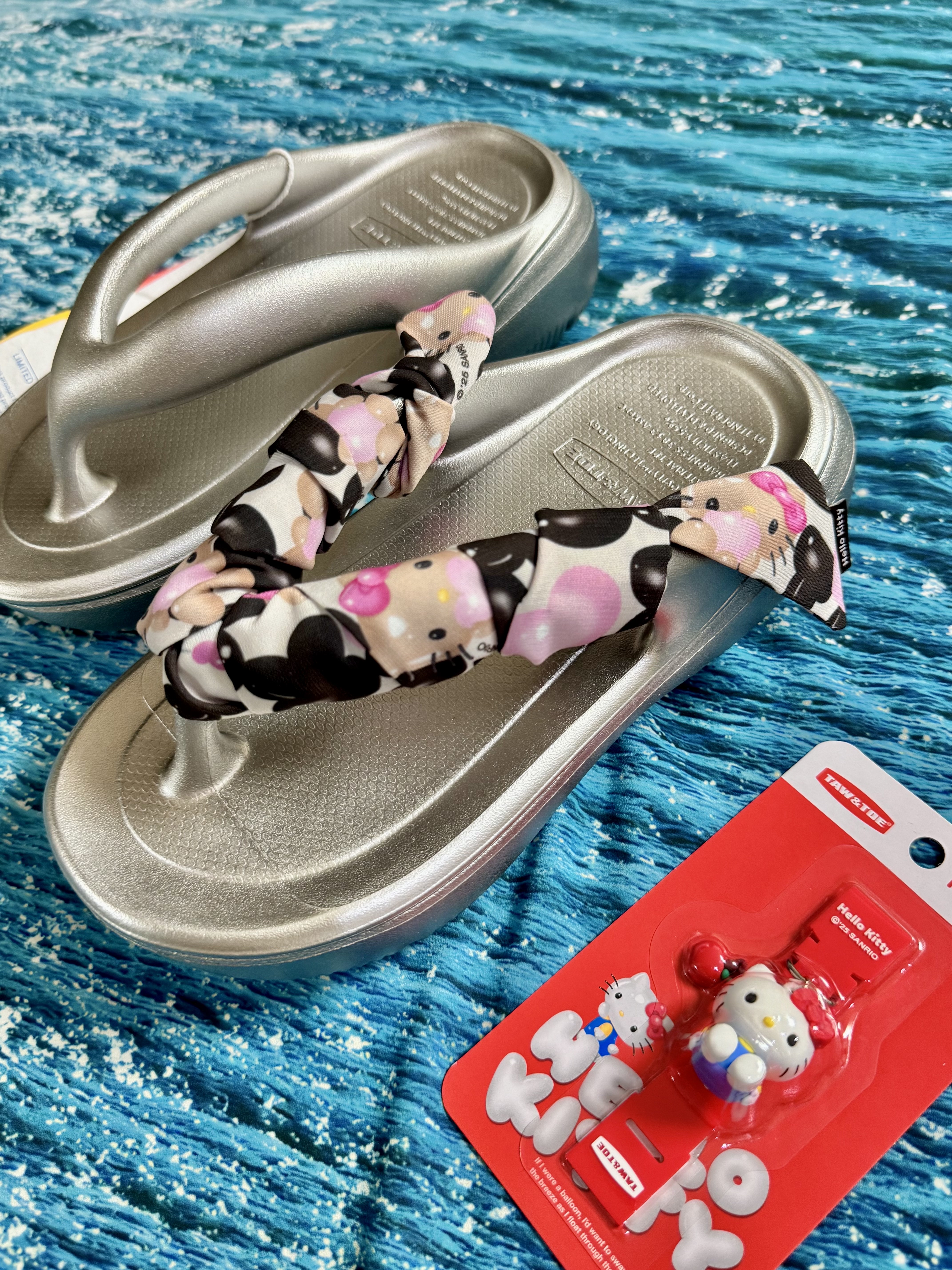 (W) Taw&Toe x Sanrio Flip Flop Zerovity Plumpy Hello Kitty Charm Tag Set Silver, Taw&Toe x Sanrio Tan Hello Kitty Scarf Black 착용 스타일 - 2
