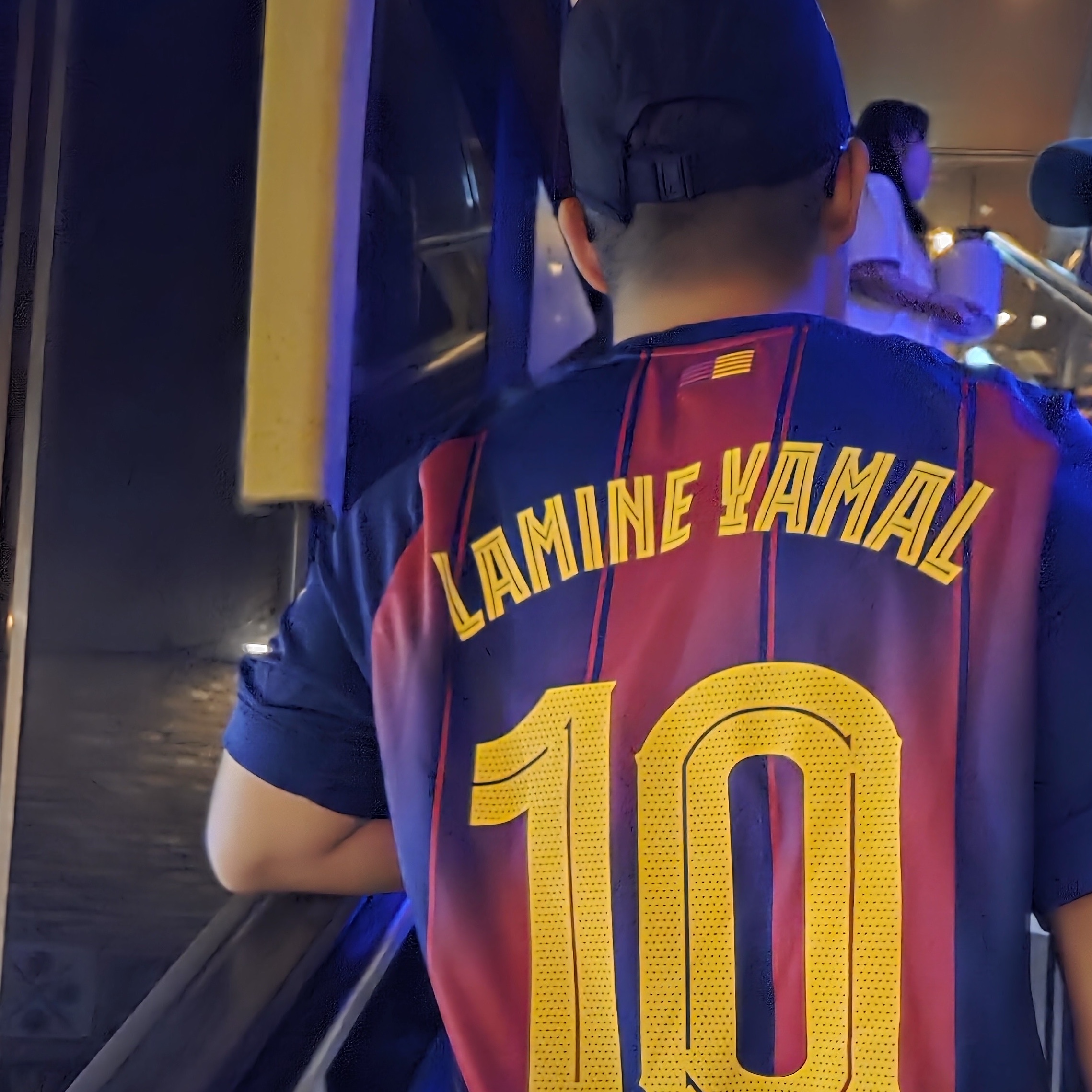 Nike FC Barcelona 2025/26 Stadium Home Dri-Fit Football Replica Jersey Deep Royal Blue Noble Red (Non Marking Ver.), Nike Dri-Fit Fly Unstructured Swoosh Cap Black 착용 스타일 - 1