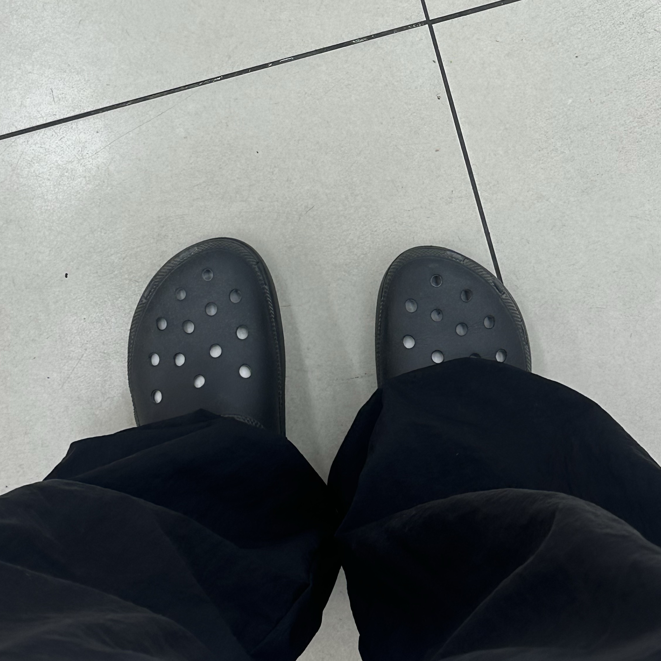 (W) Crocs Classic Platform Clog Black 착용 스타일