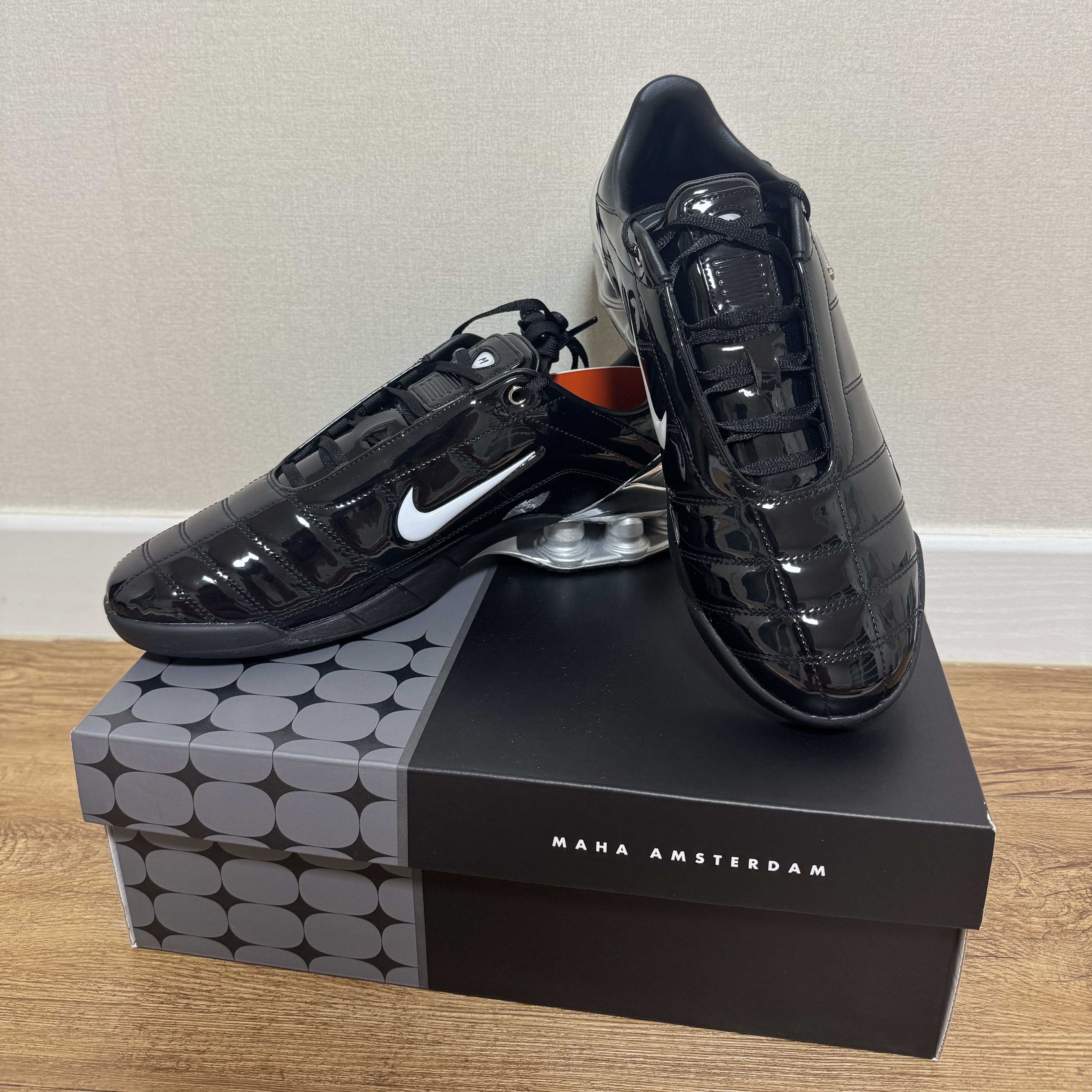 (W) Nike x Maha Amsterdam Total 90 Shox Magia Black and Metallic Silver 착용 스타일