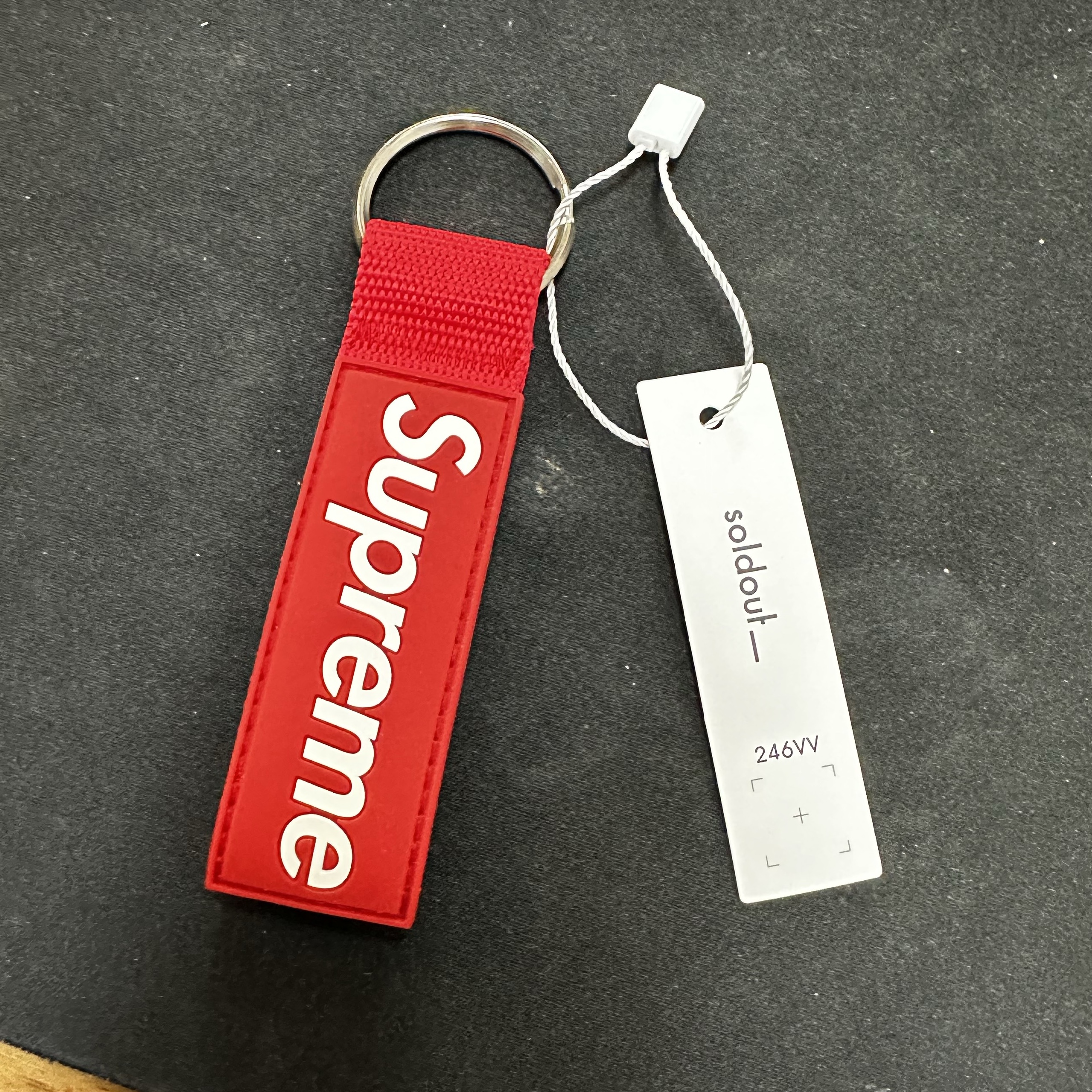 Supreme Webbing Keychain Red - 23SS 착용 스타일