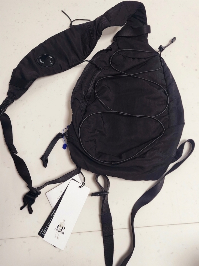 C.P. Company Nylon B Cross Sling Bag Black - 25SS 착용 스타일
