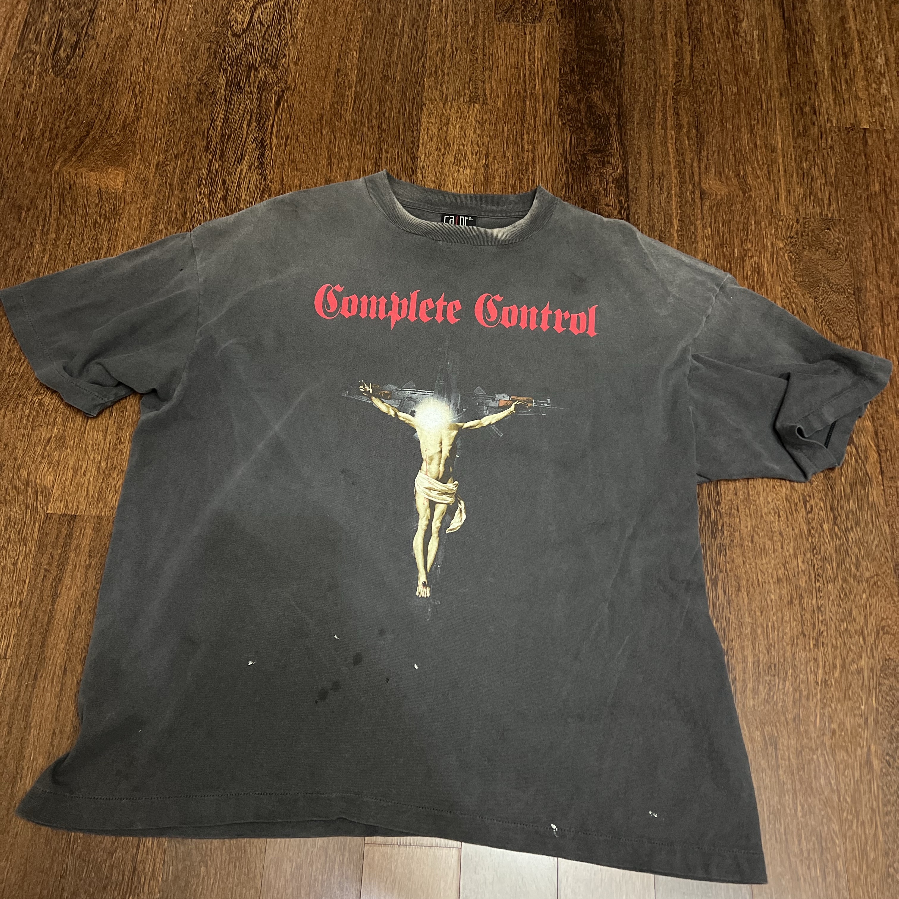 Saint Mxxxxxx x Kosuke Kawamura Complete Control S/S T-Shirt Black - 25SS 착용 스타일 - 1