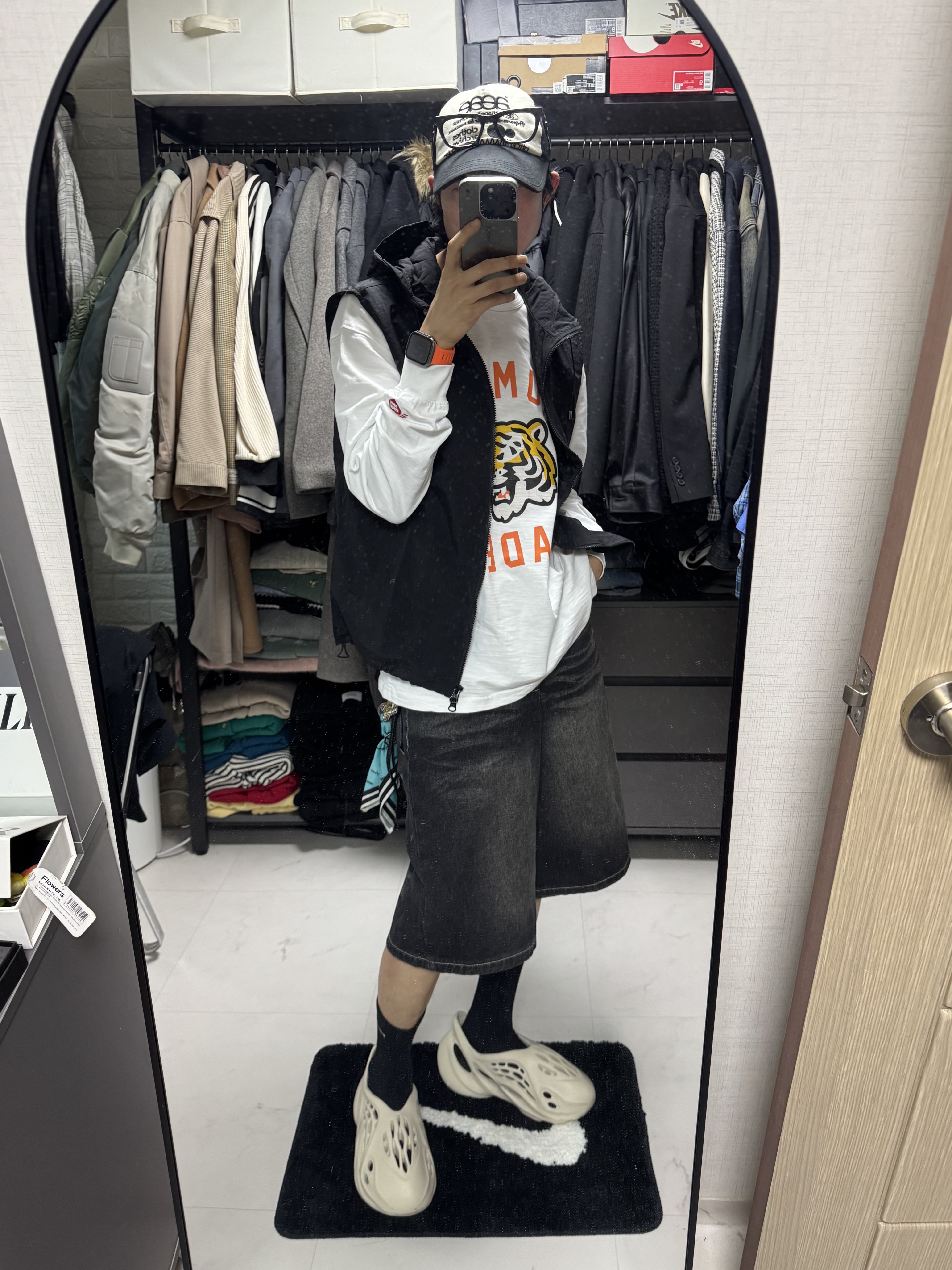 Adidas Yeezy Foam RNNR Sand, Aeae Web Logo Mesh Cap Black 착용 스타일 - 1