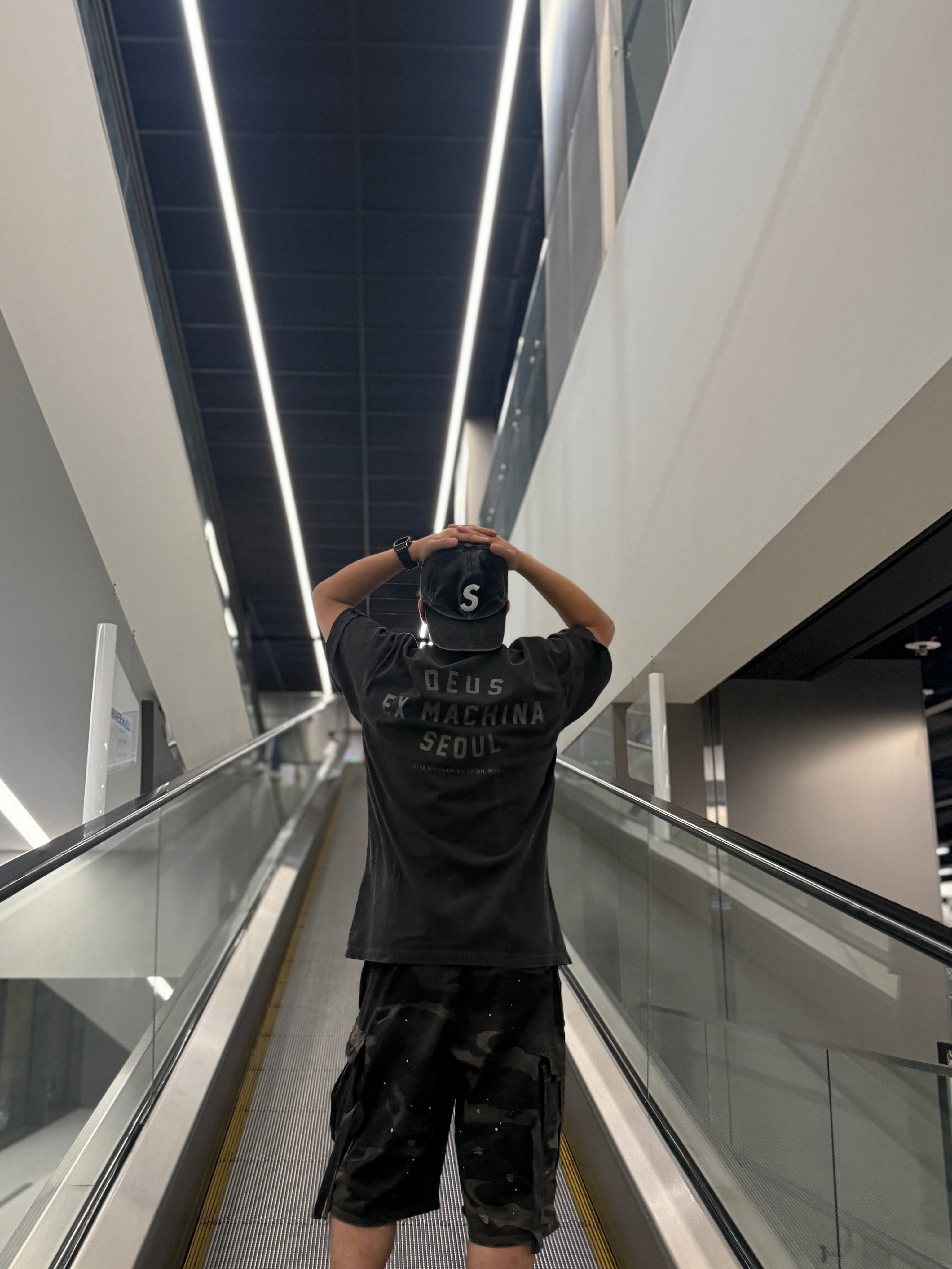 Deus Ex Machina Vintage Washed Seoul T-Shirt Charcoal Black, Supreme Pigment S Logo 6-Panel Black - 24FW 착용 스타일 - 1