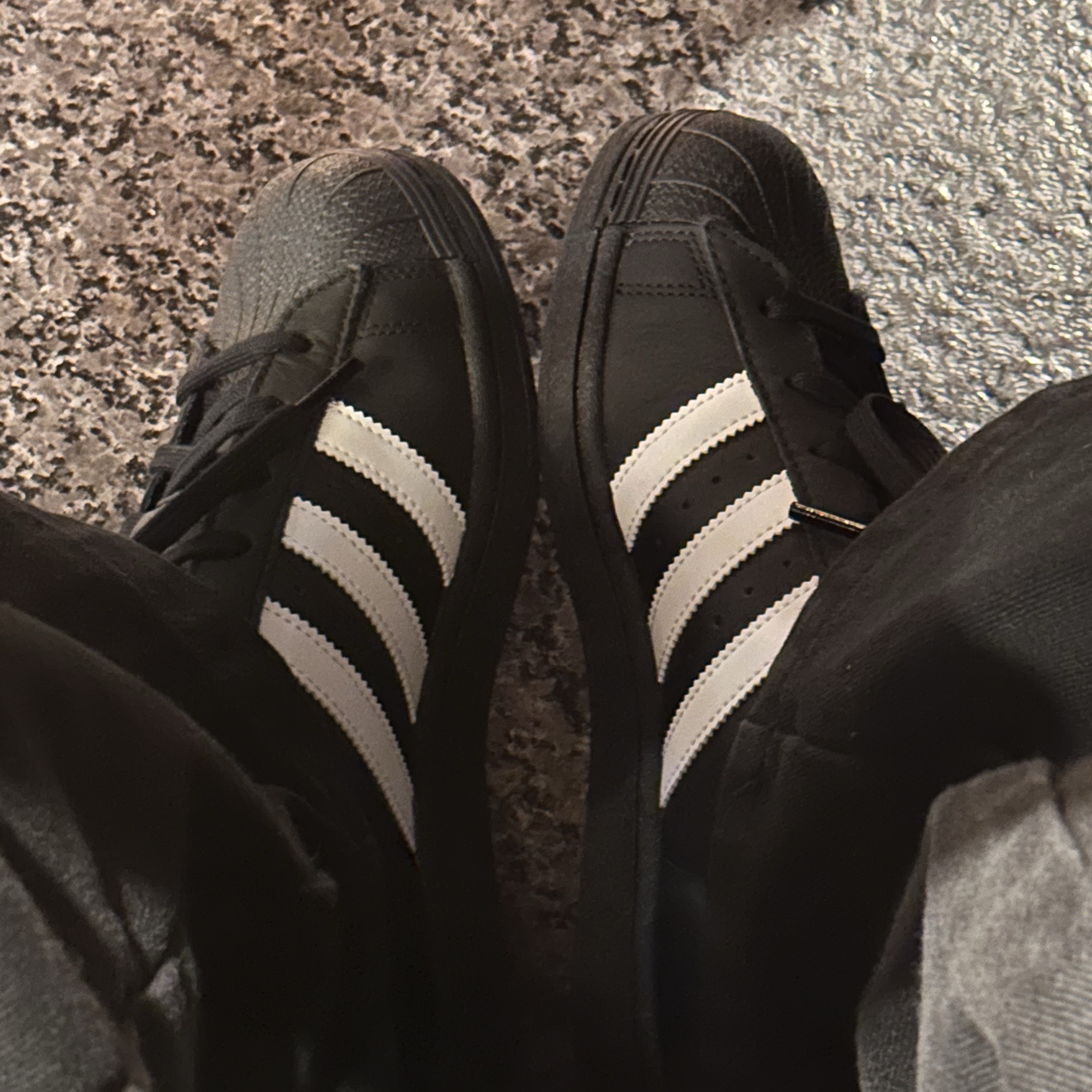 Adidas Superstar Core Black White 착용 스타일 - 4