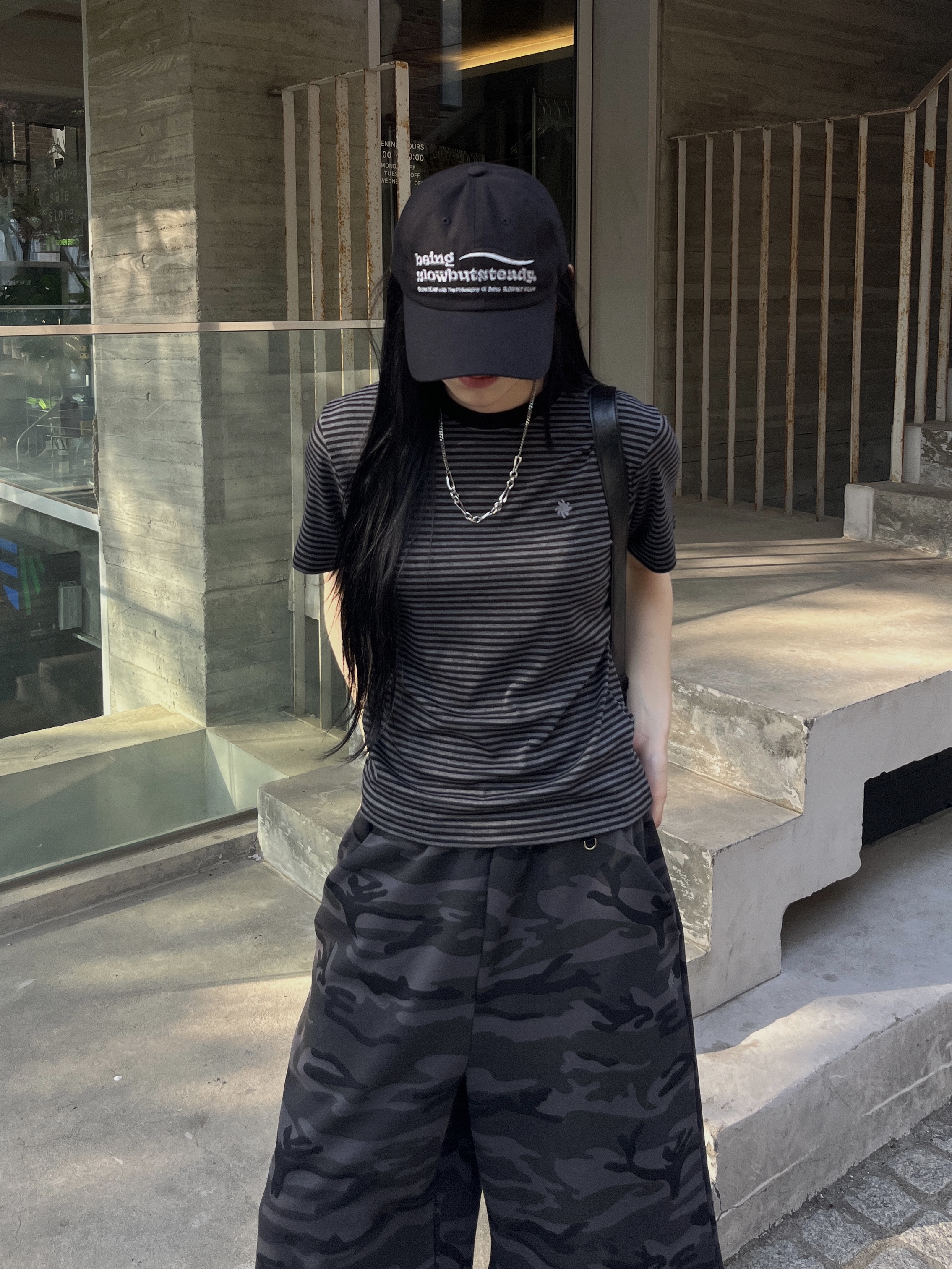 SLOW RECORD HOUSE Stripe Short Sleeve Black 착용 스타일 - 1