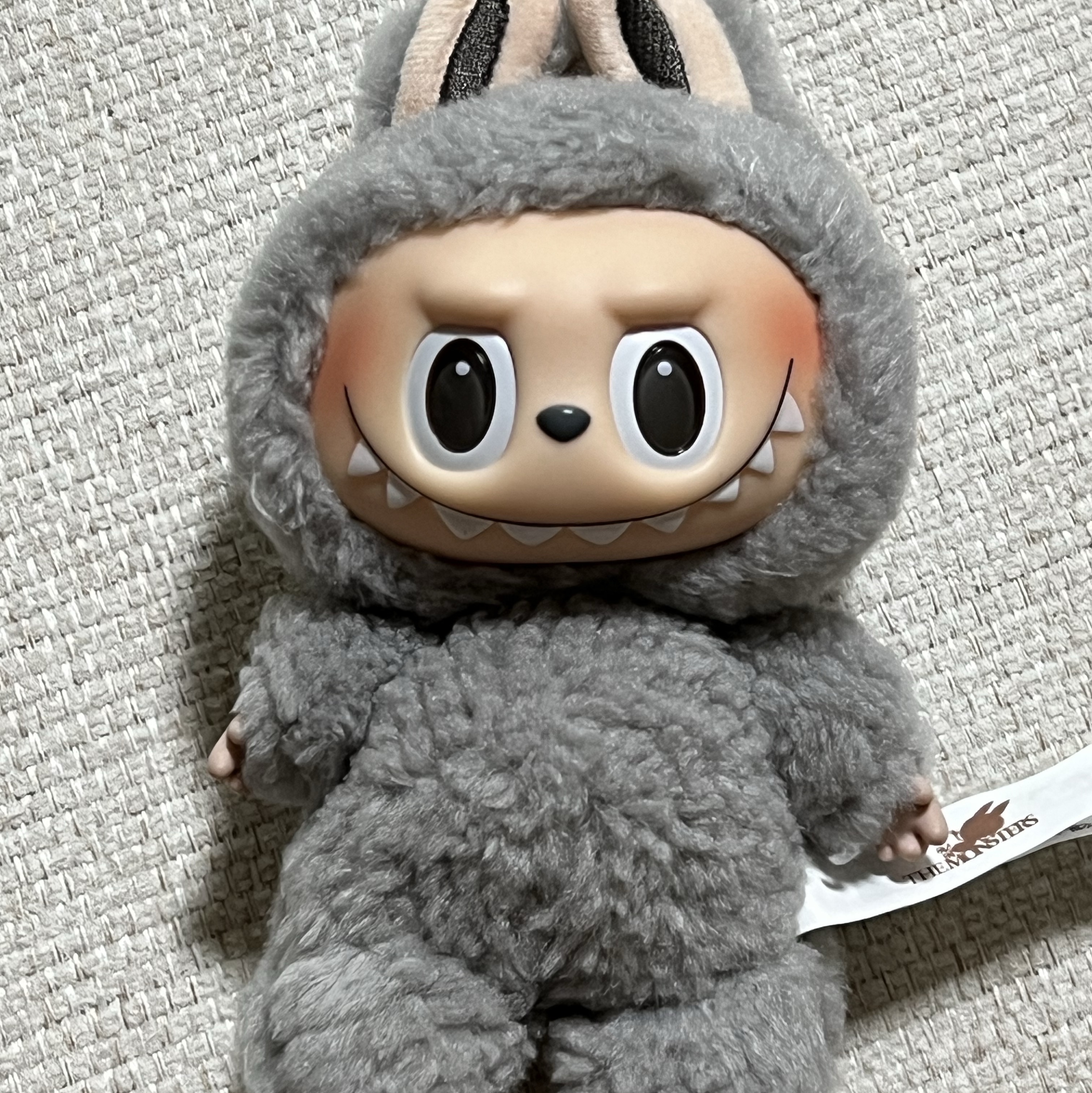 Pop Mart Labubu The Monsters Labubu Tasty Macarons Series Sesame Bean Keyring (Opened Case) 착용 스타일