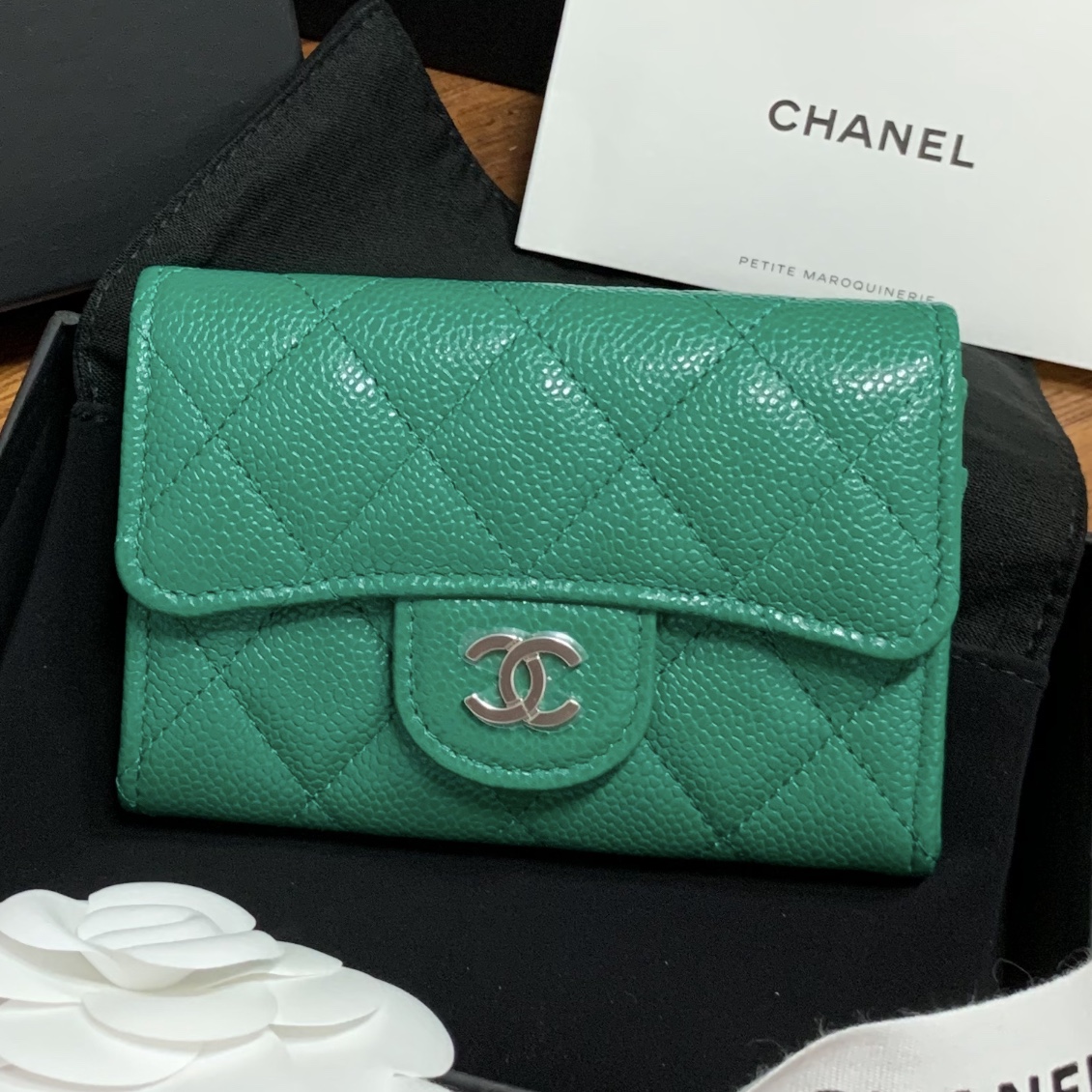 Chanel Classic Card Holder Grained Calfskin & Gold Black 착용 스타일