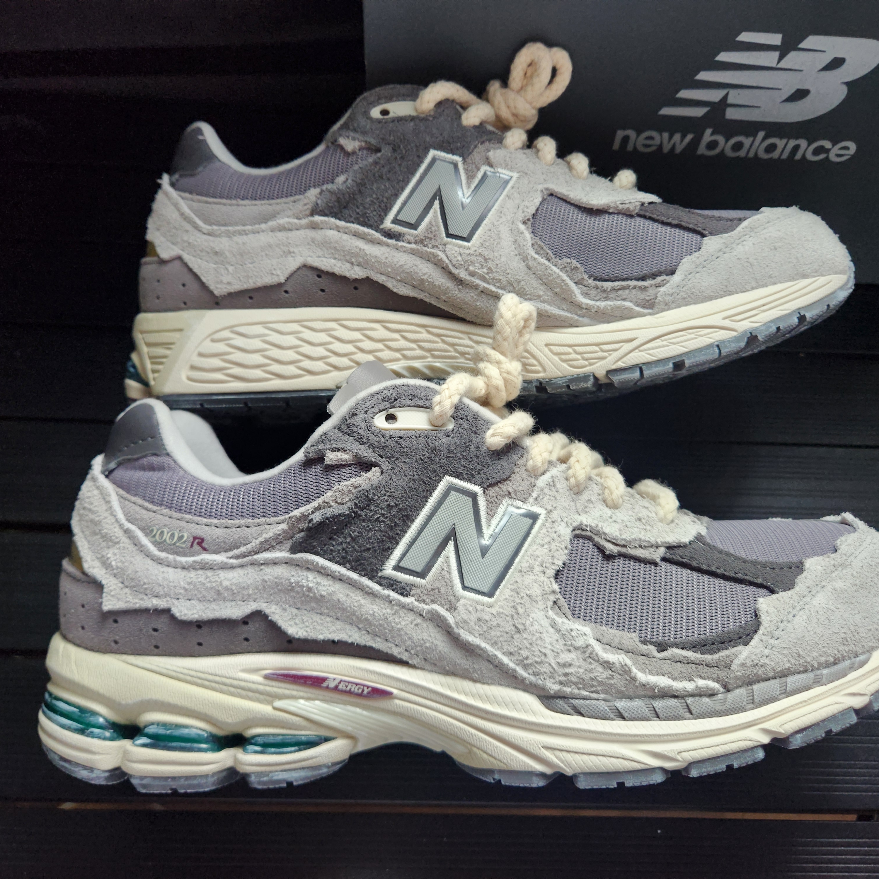 New Balance 2002R Protection Pack Rain Cloud 착용 스타일 - 4